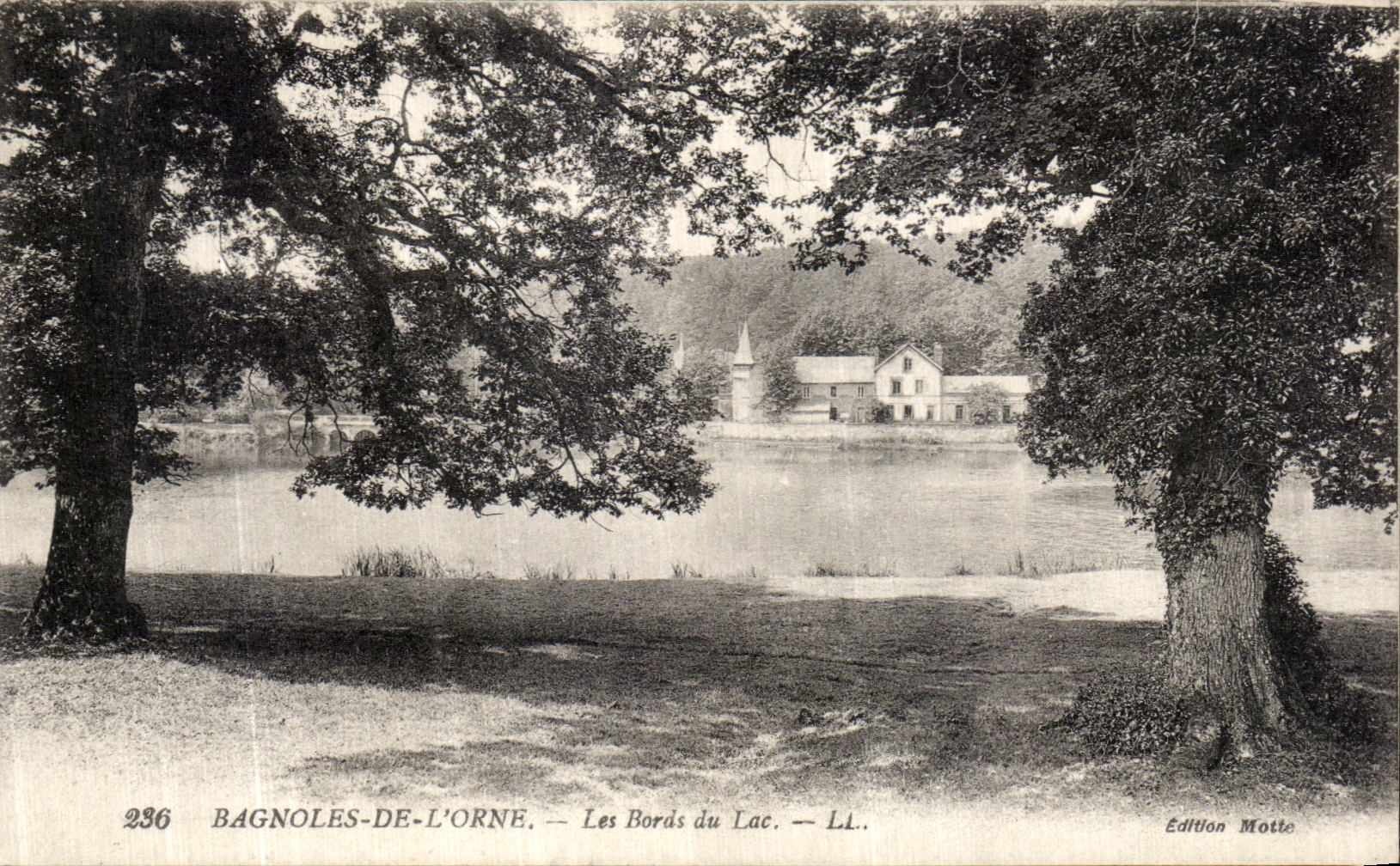 La POSTAL de la VENDIMIA Bagnoles de L adorna los bordes del lago