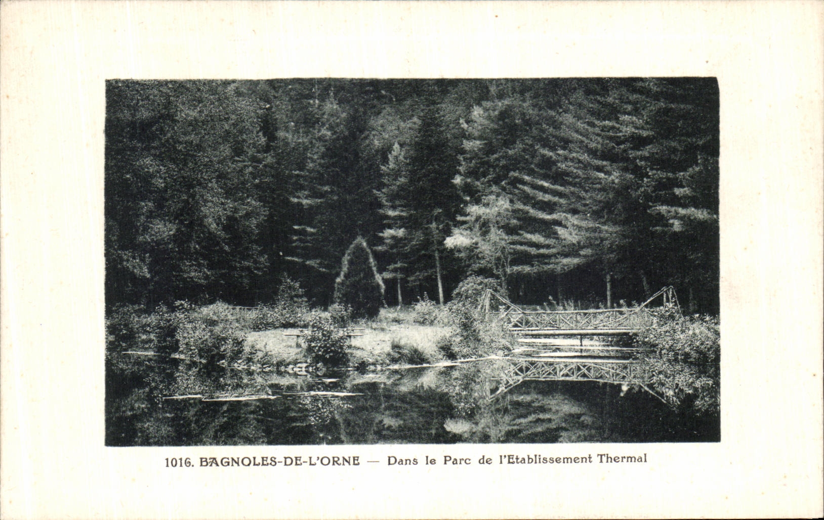 CPA Bagnoles De L Orne Dans le parc de l etablissement thermal