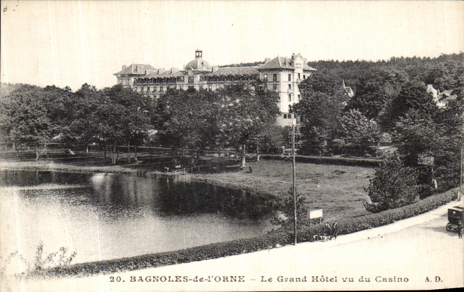 CPA Bagnoles De L Orne Le Grand Hotel Vu du Casino