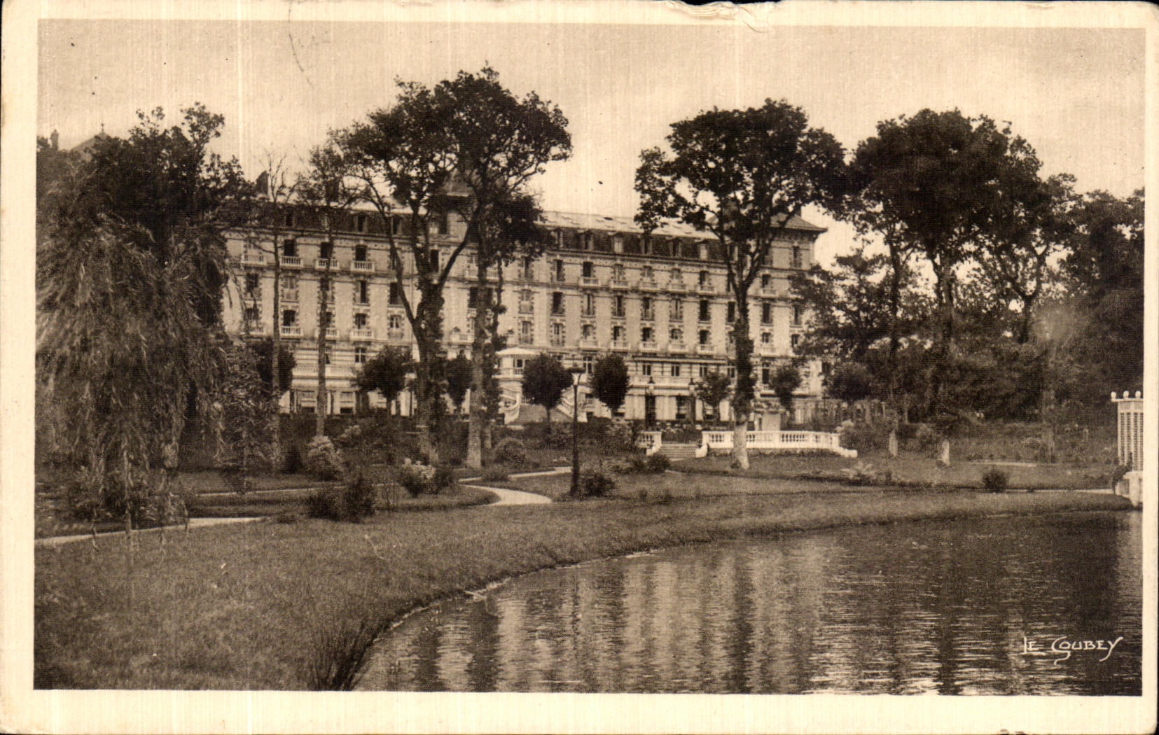 CPA Bagnoles De L Orne Le grand hotel vu du lac
