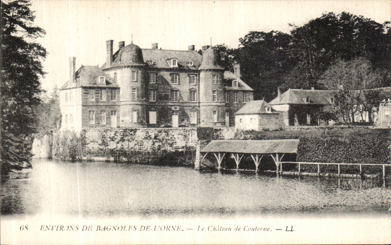 CPA Environs de Bagnoles De L Orne Le Chateau de Couterne