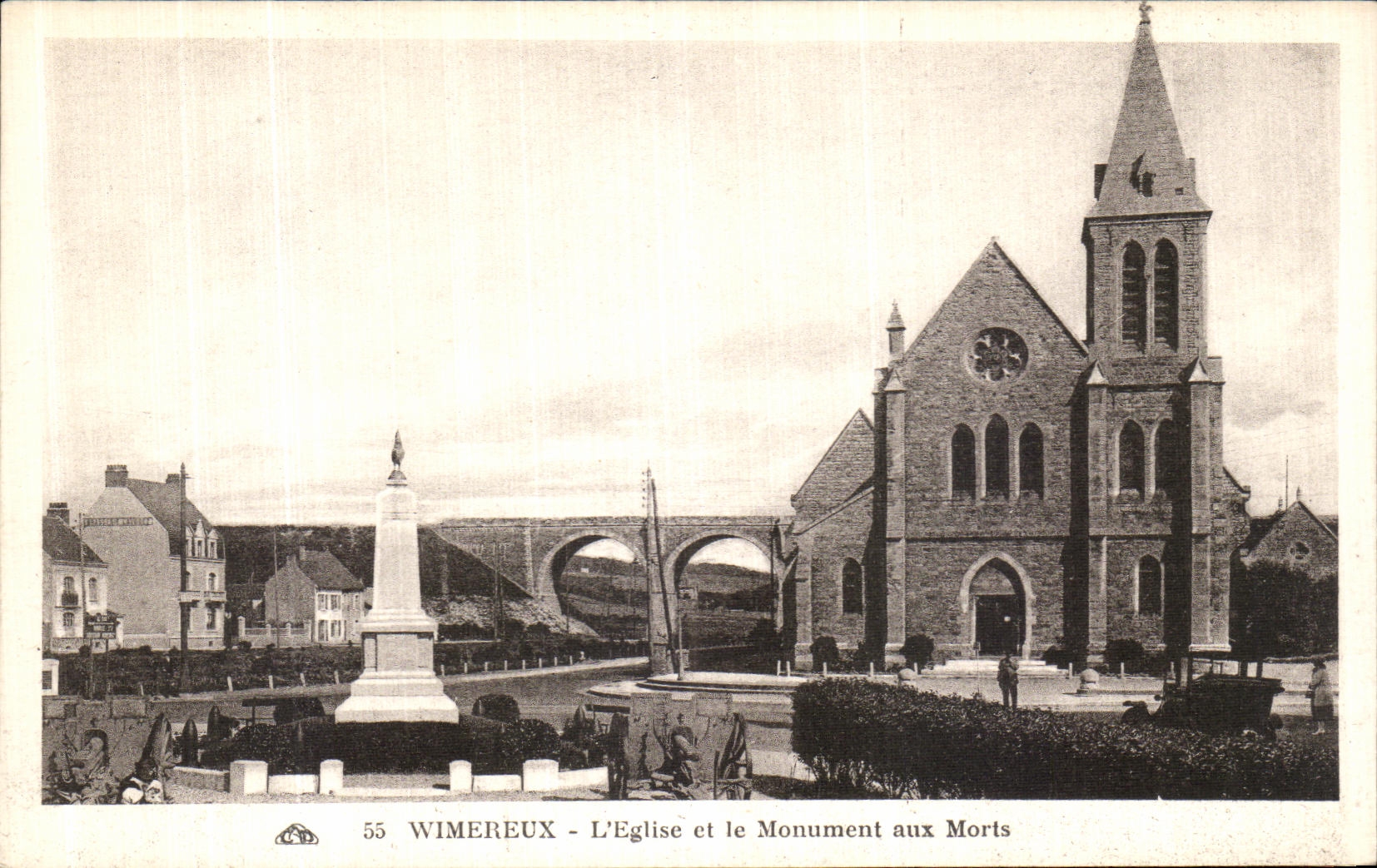 CPA Wimereux L eglise et le monument aux morts