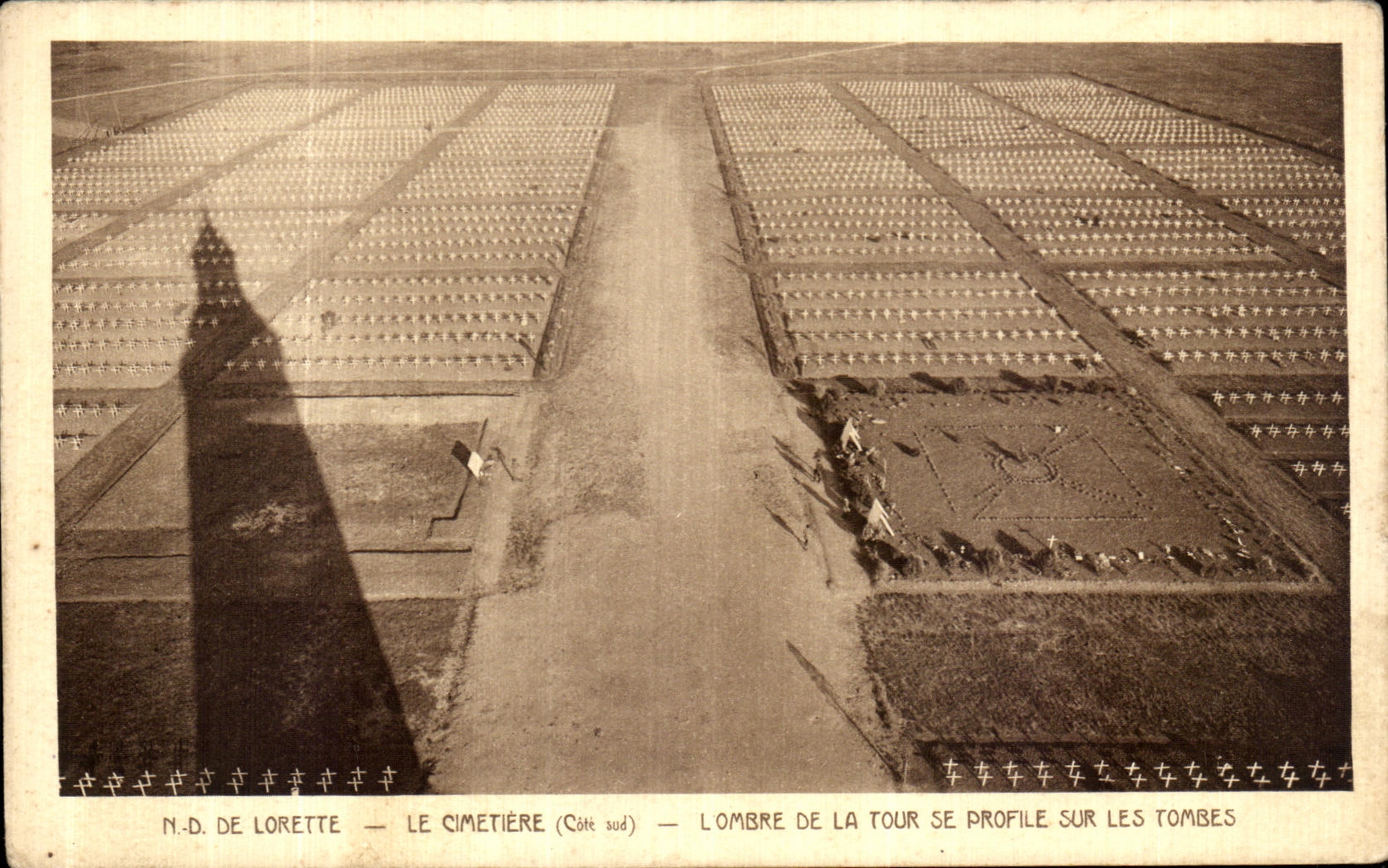 CPA ND de lorette Le Cimetiere L ombre De La Tour Se profile sur les tombes 