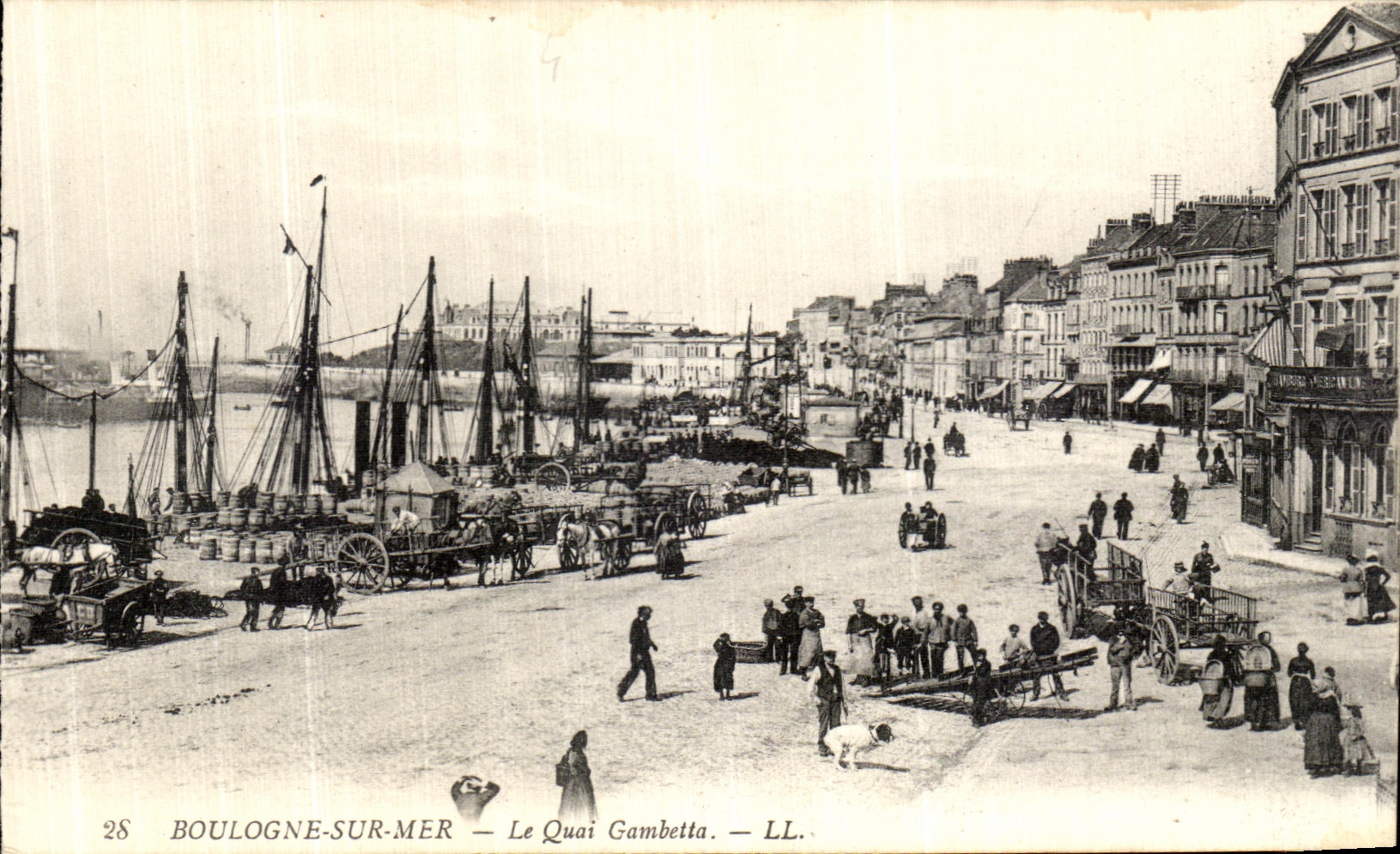 VINTAGE POSTCARD Boulogne On Sea the Quay Gambetta Boats