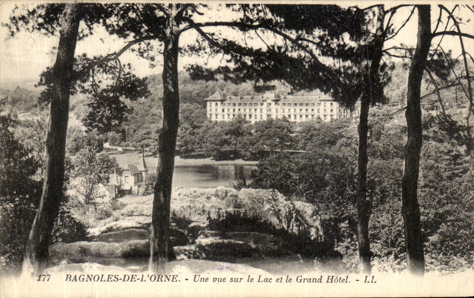CPA Bagnoles De L Orne Une Vue sur le Lac et le Grand Hotel