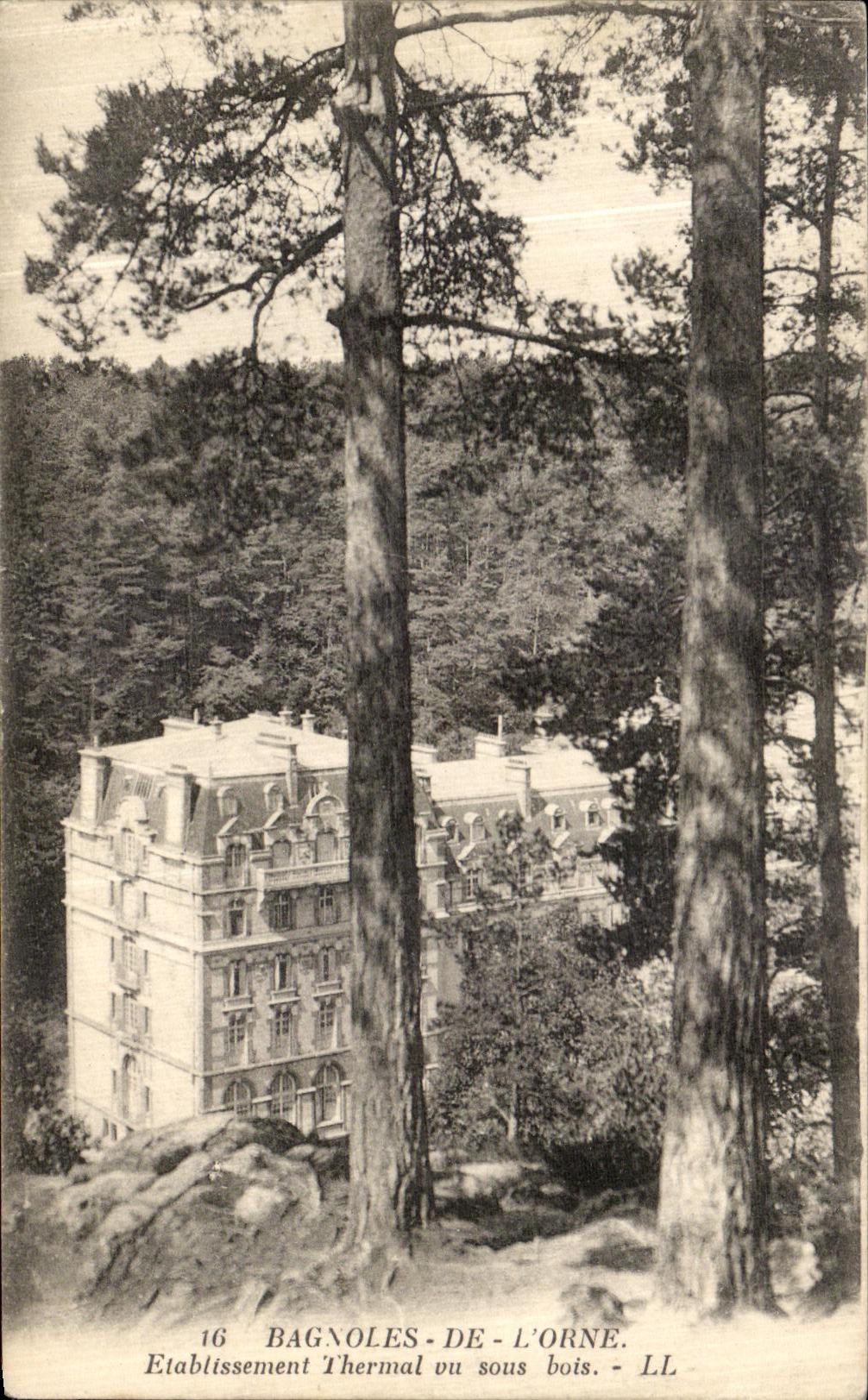 CPA Bagnoles De L Orne Etablissement Thermal vu sous bois