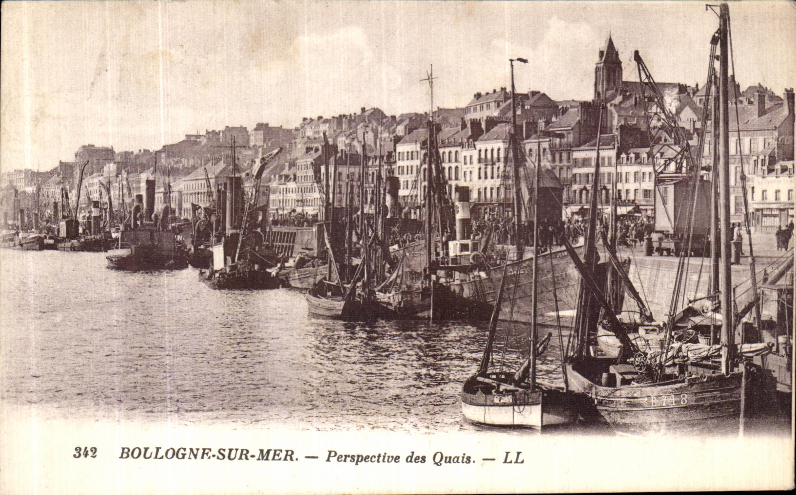 VINTAGE POSTCARD Boulogne On Perspective Sea of the Quays Boats