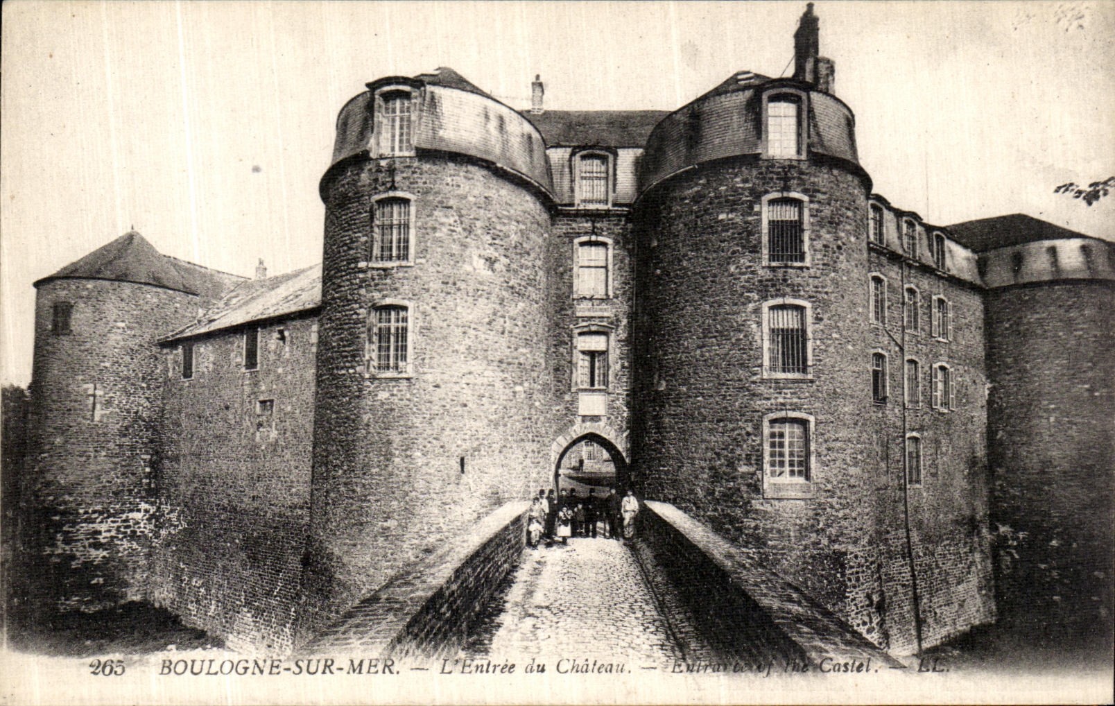 VINTAGE POSTCARD Boulogne on Sea L Entered of the Castle