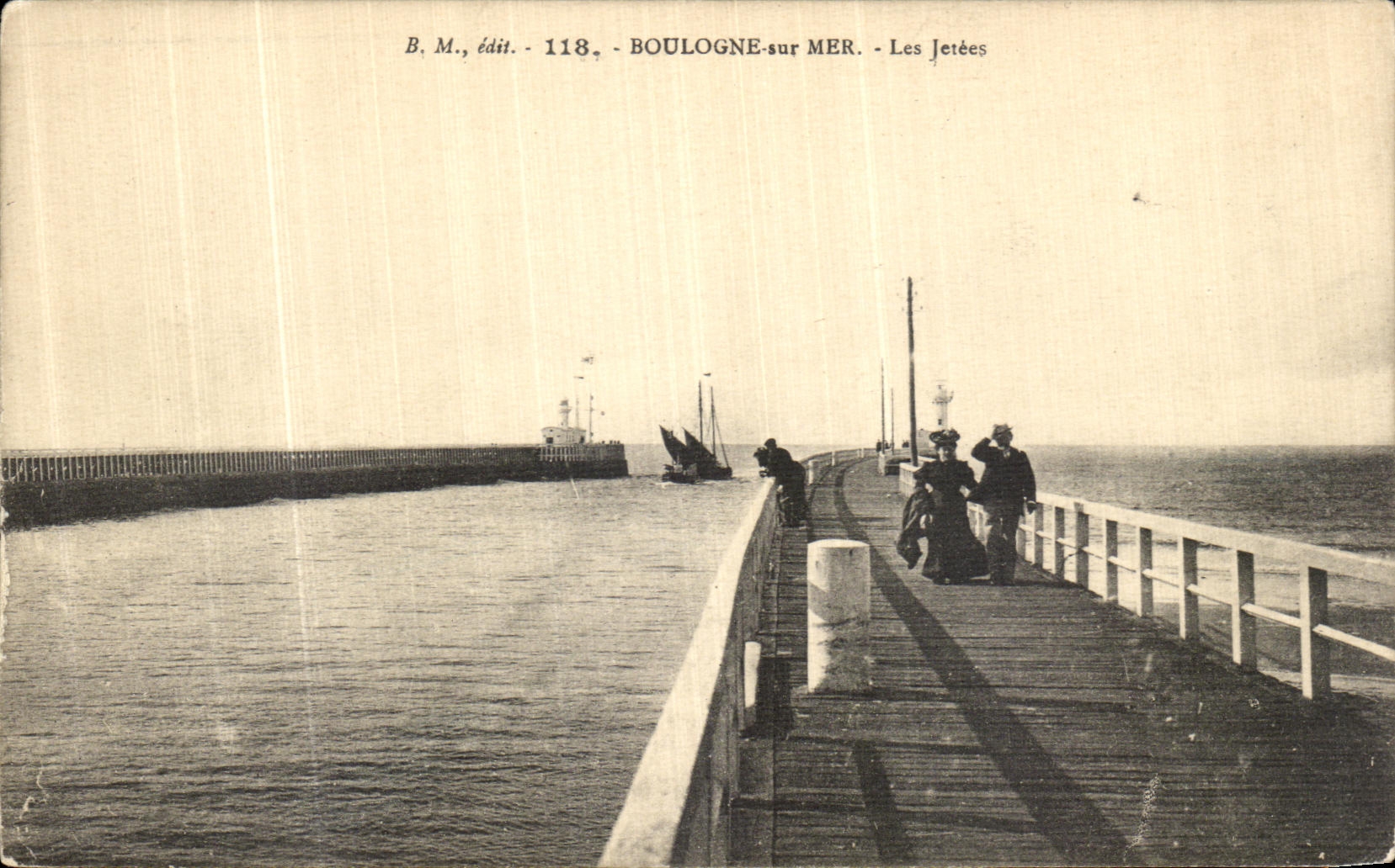 VINTAGE POSTCARD Boulogne On Sea piers