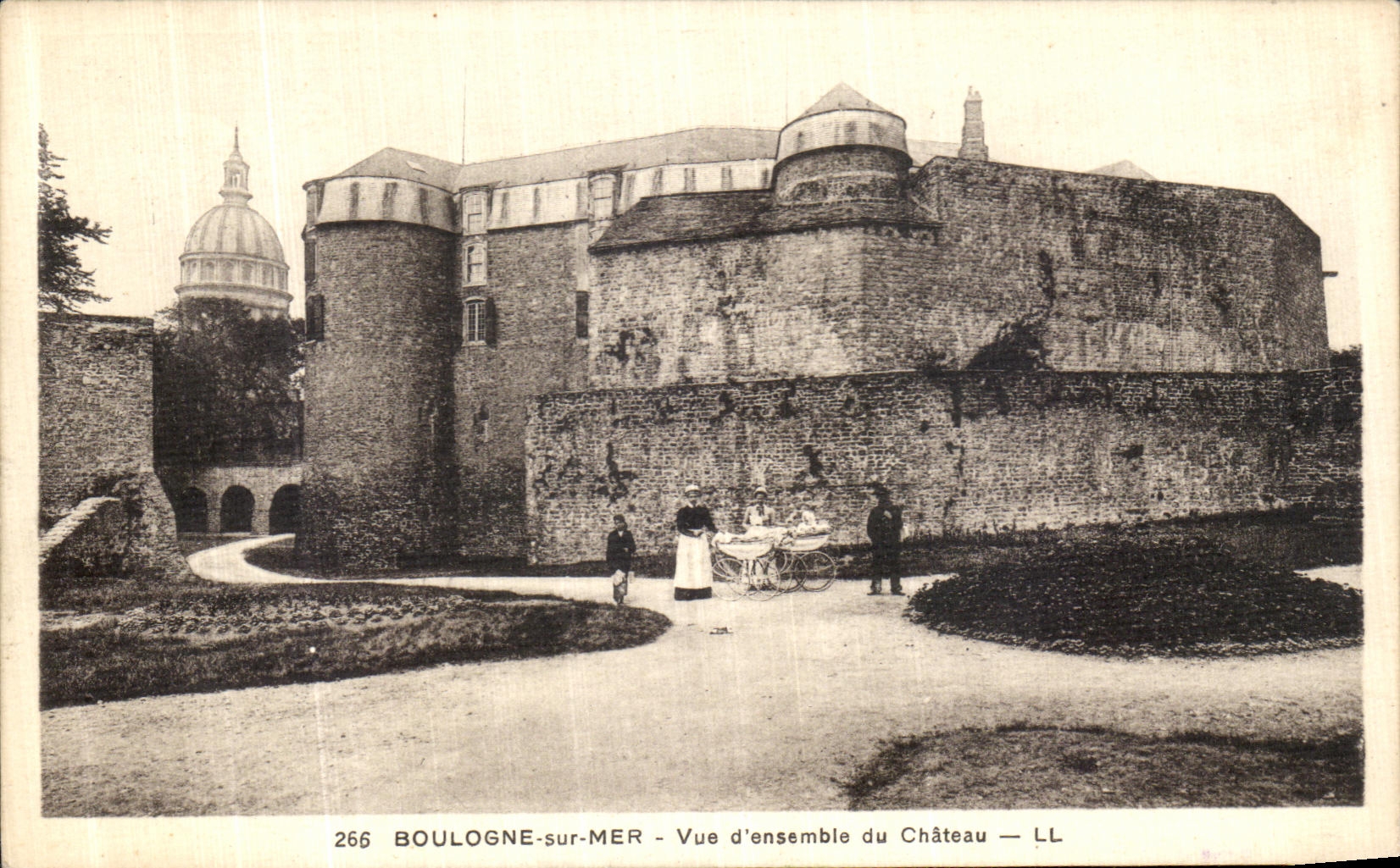 VINTAGE POSTCARD Boulogne On Sea Seen D Together of the Castle