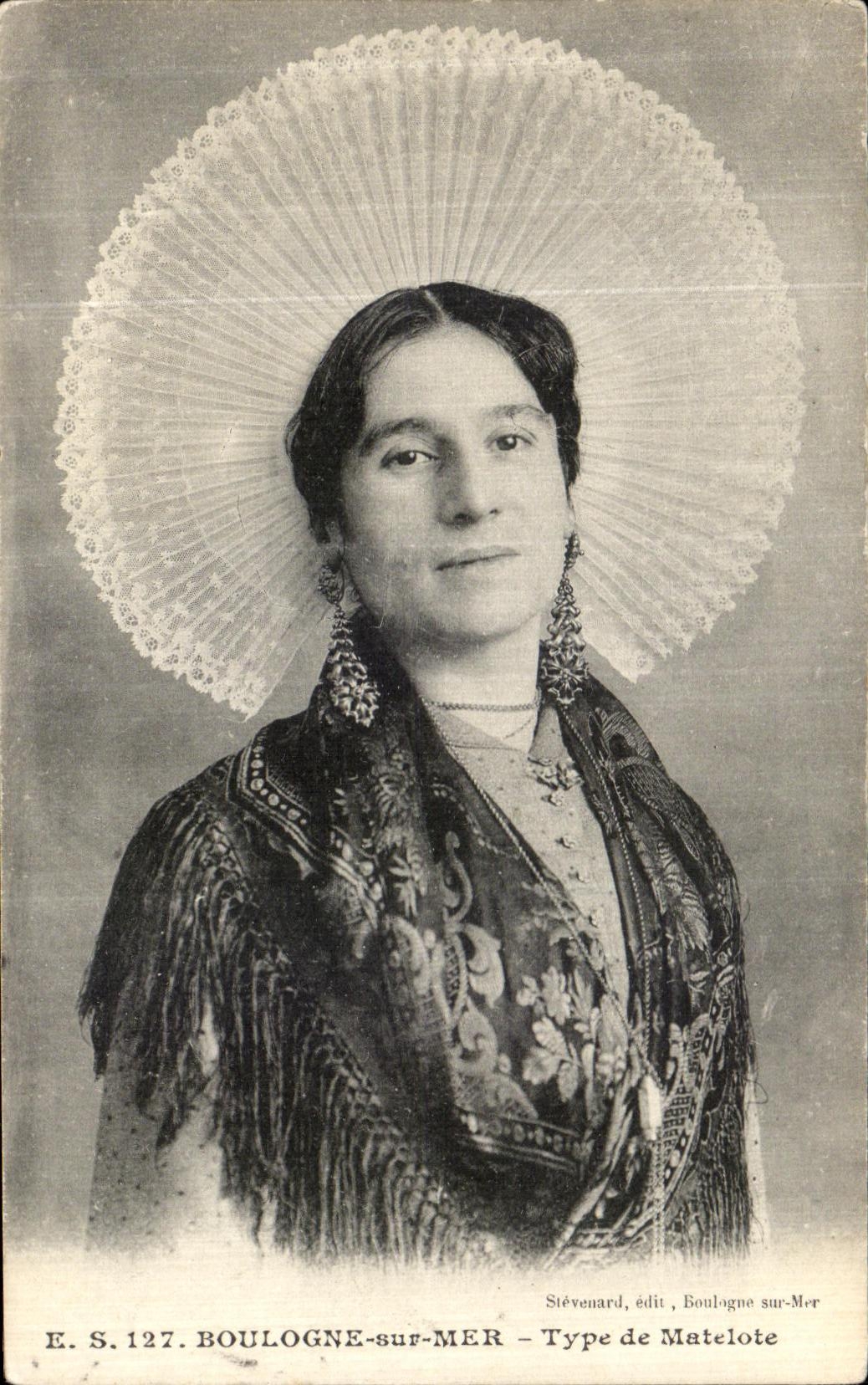 VINTAGE POSTCARD Boulogne on Standard Sea of Fish stew Folklore Costume Woman