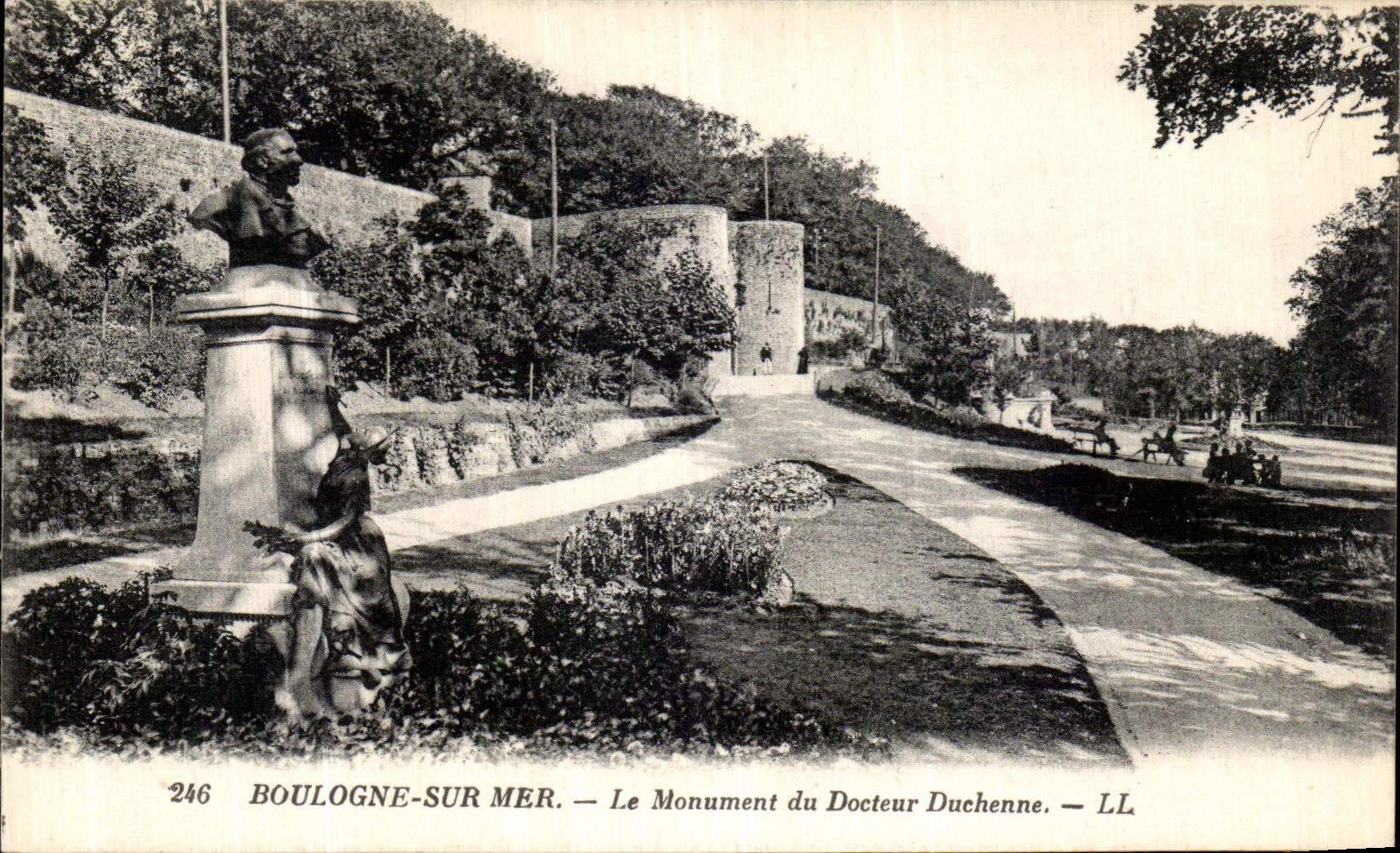 VINTAGE POSTCARD Boulogne on Sea the Monument of Doctor Duchenne