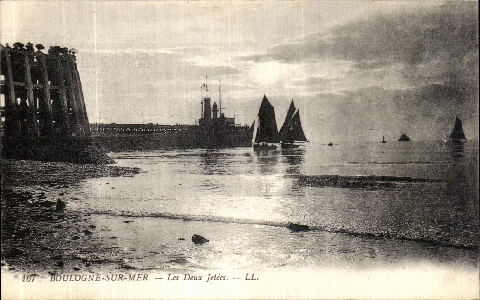 VINTAGE POSTCARD Boulogne on Sea the Two Piers Boats