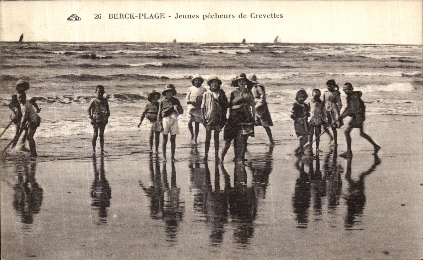 CPA Berck Plage Jeunes pecheurs de Crevettes enfants