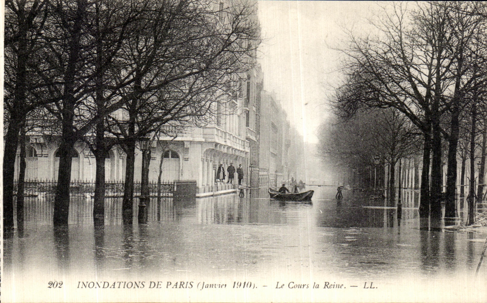 VINTAGE POSTCARD Paris Floods Of the Course the Queen
