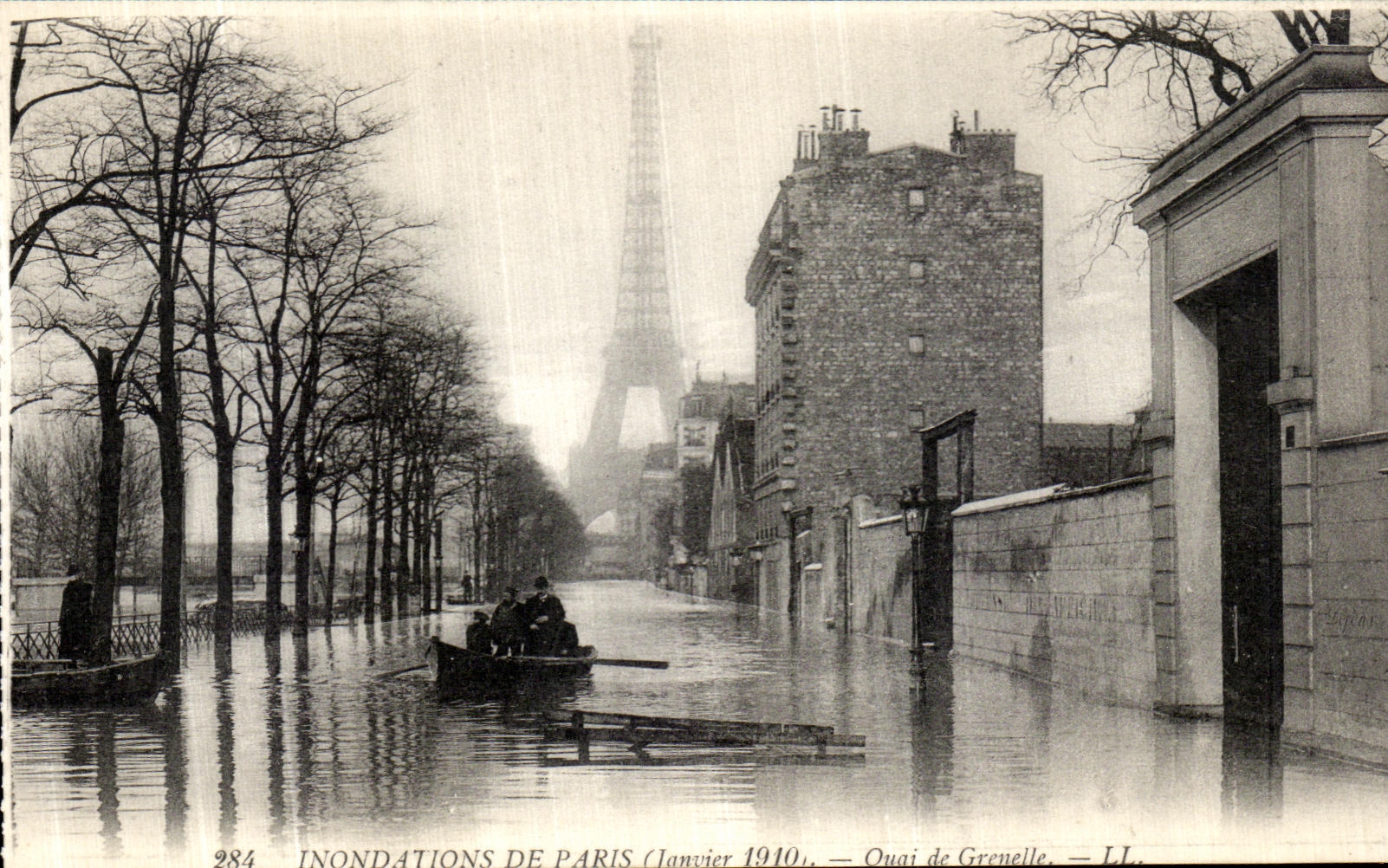 VINTAGE POSTCARD Paris Floods Quay of Grenelle Eiffel Tower