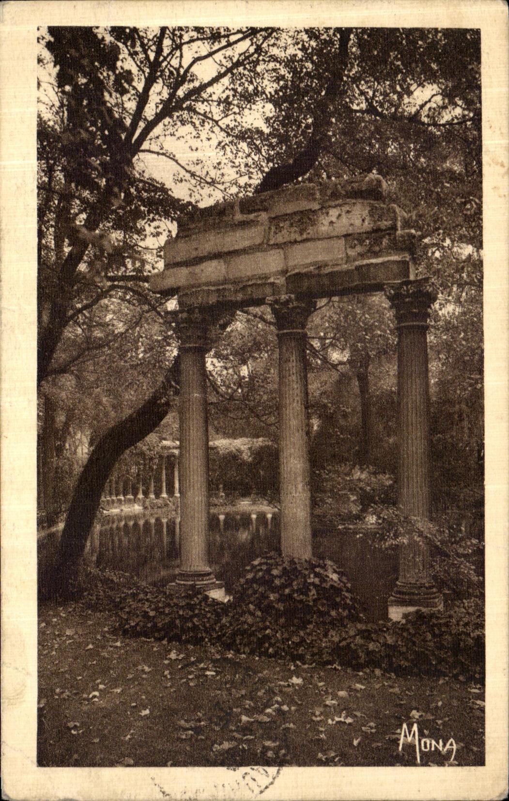 Columnas Corinthian del monton del parque de Paris de la POSTAL de la VENDIMIA de Naumachie