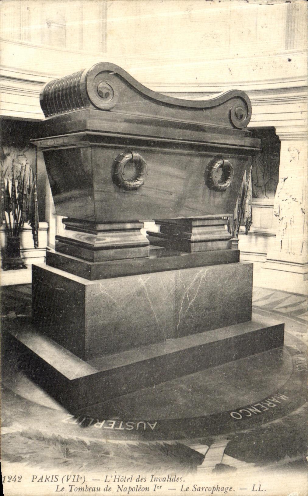 VINTAGE POSTCARD Paris L Hotel Of the Invalids Tomb of Napoleon 1st Sarcophagus