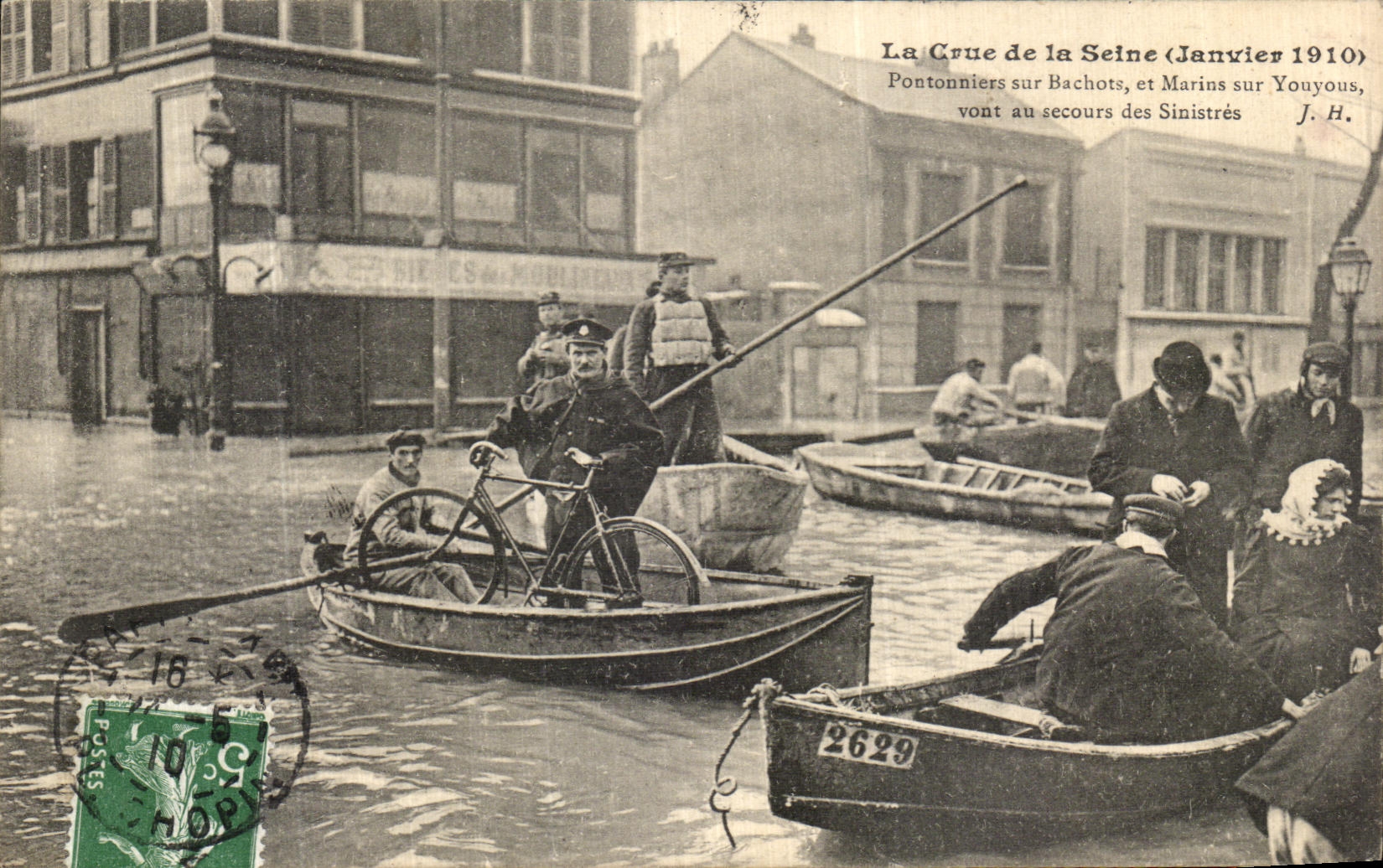 CPA La Crue de la Seine Pontonniers sur Bachots et mariosn sur Youyous vont au secours des sinistres Paris 