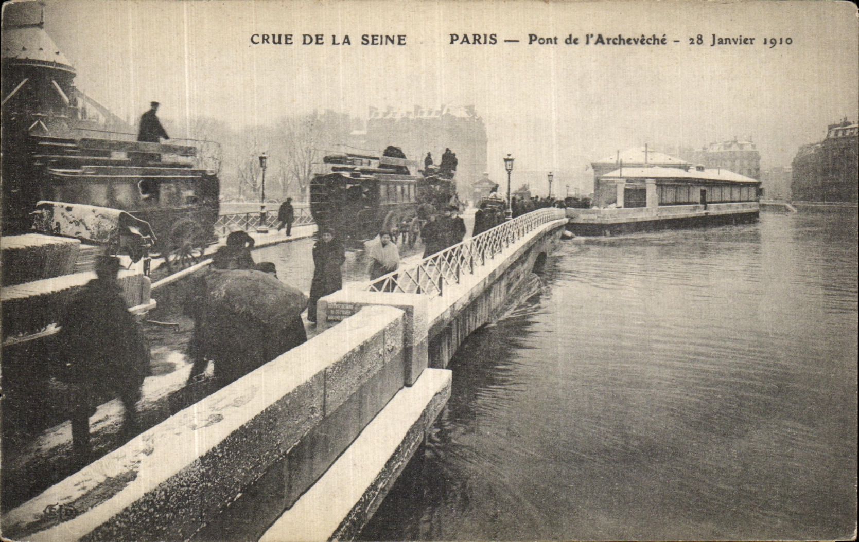 CPA Cure de la Seine Paris Pont de l Archeveche 