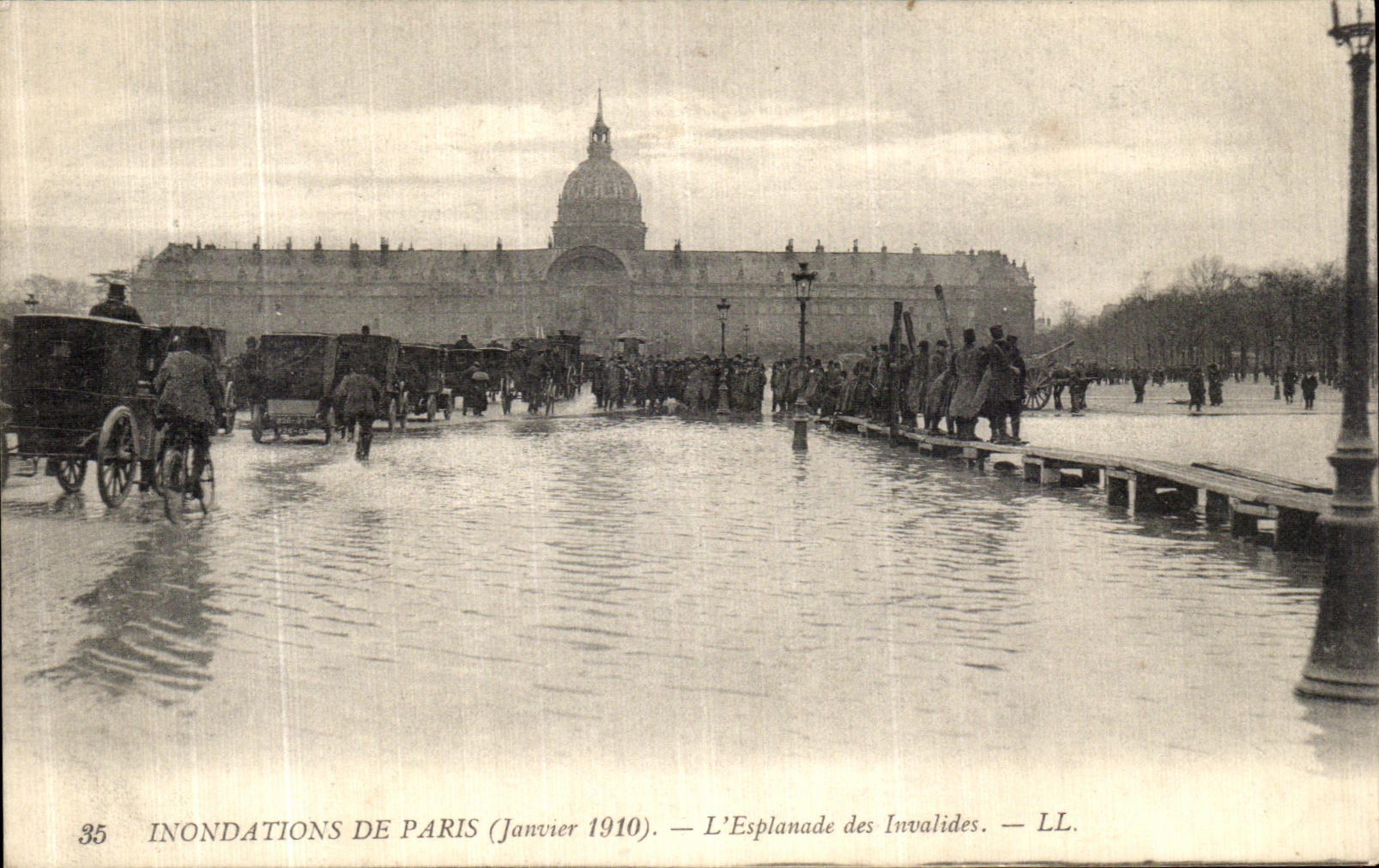 CPA Inondations de Paris L Esplanade des Invalides