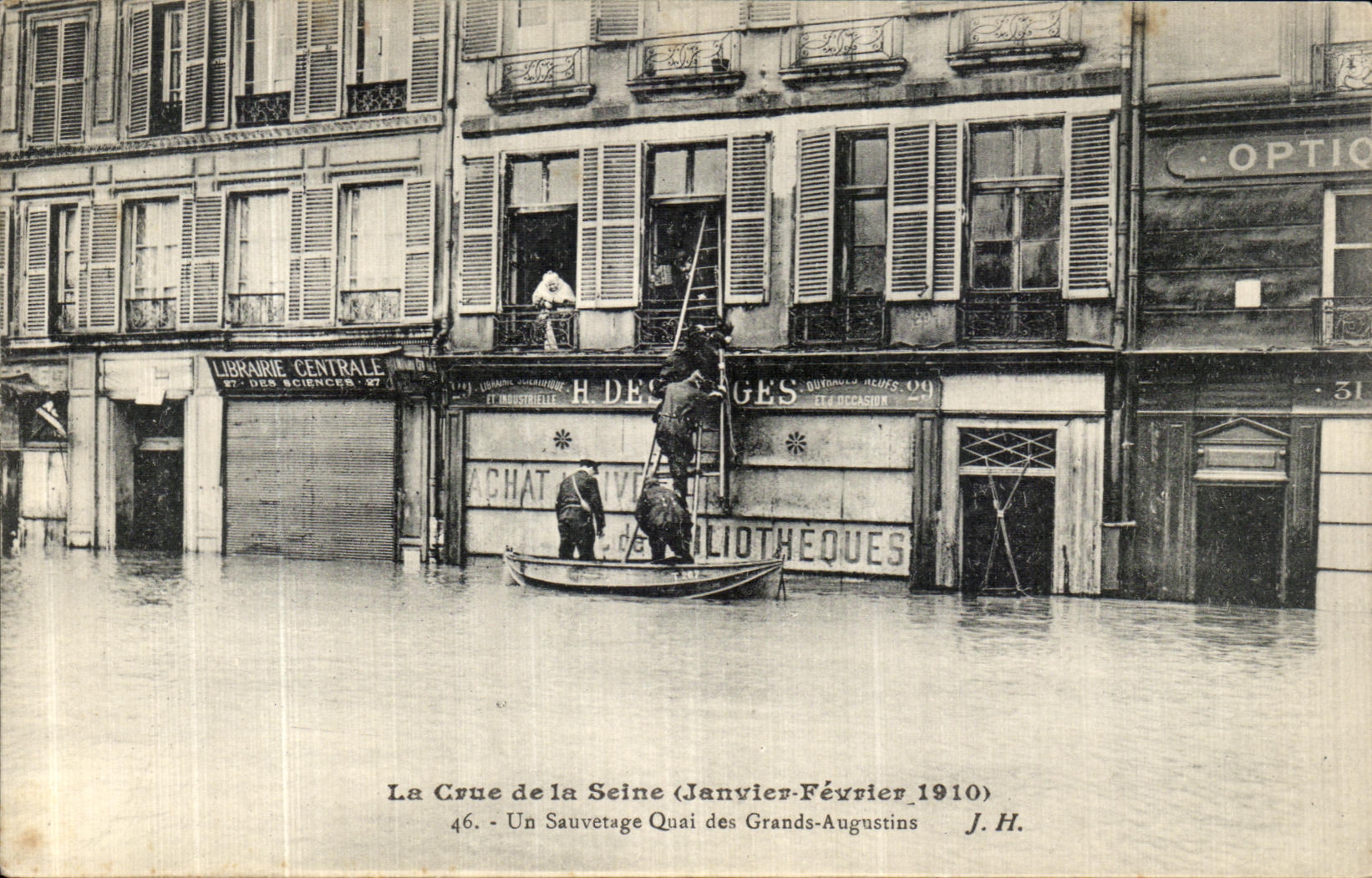 CPA La Crue de la Seine Un Sauvetage Quai des Grands Augustins