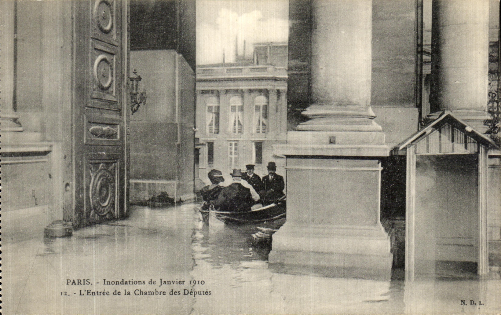 CPA Paris Inondations de Janvier L Entree de la Chambre des Deputes