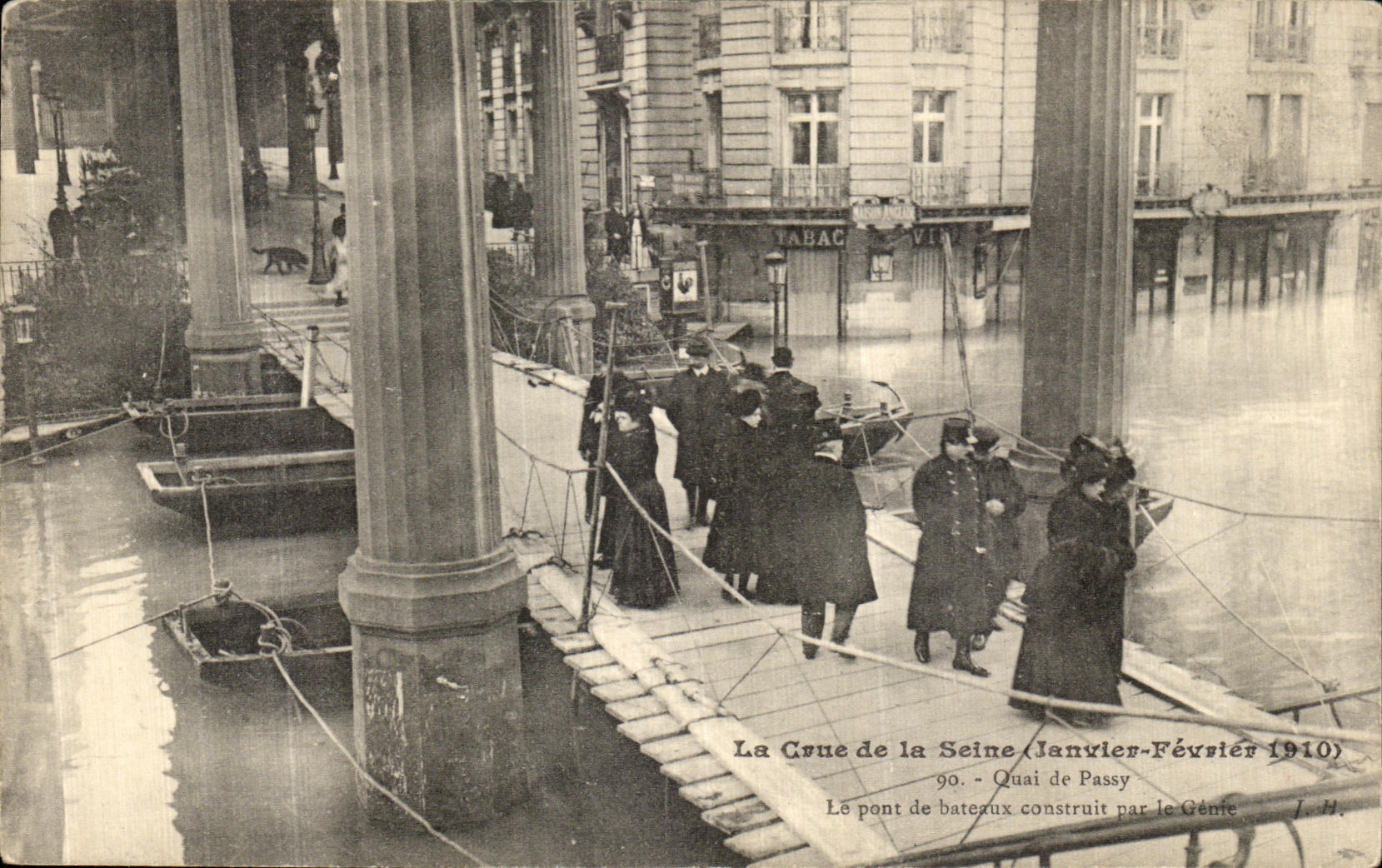 CPA La Crue de la Seine Quai de Passy Le pont de bateaux construit par le genie 
