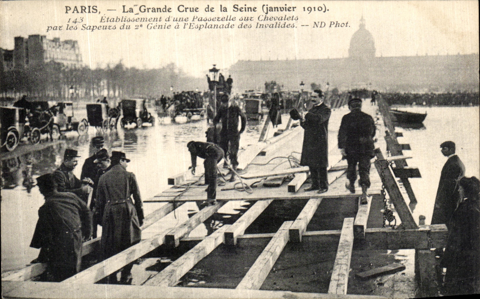 CPA Paris La Grande Crue de la Seine Etablissement d une passerelle aux Chevalets par les apeurs