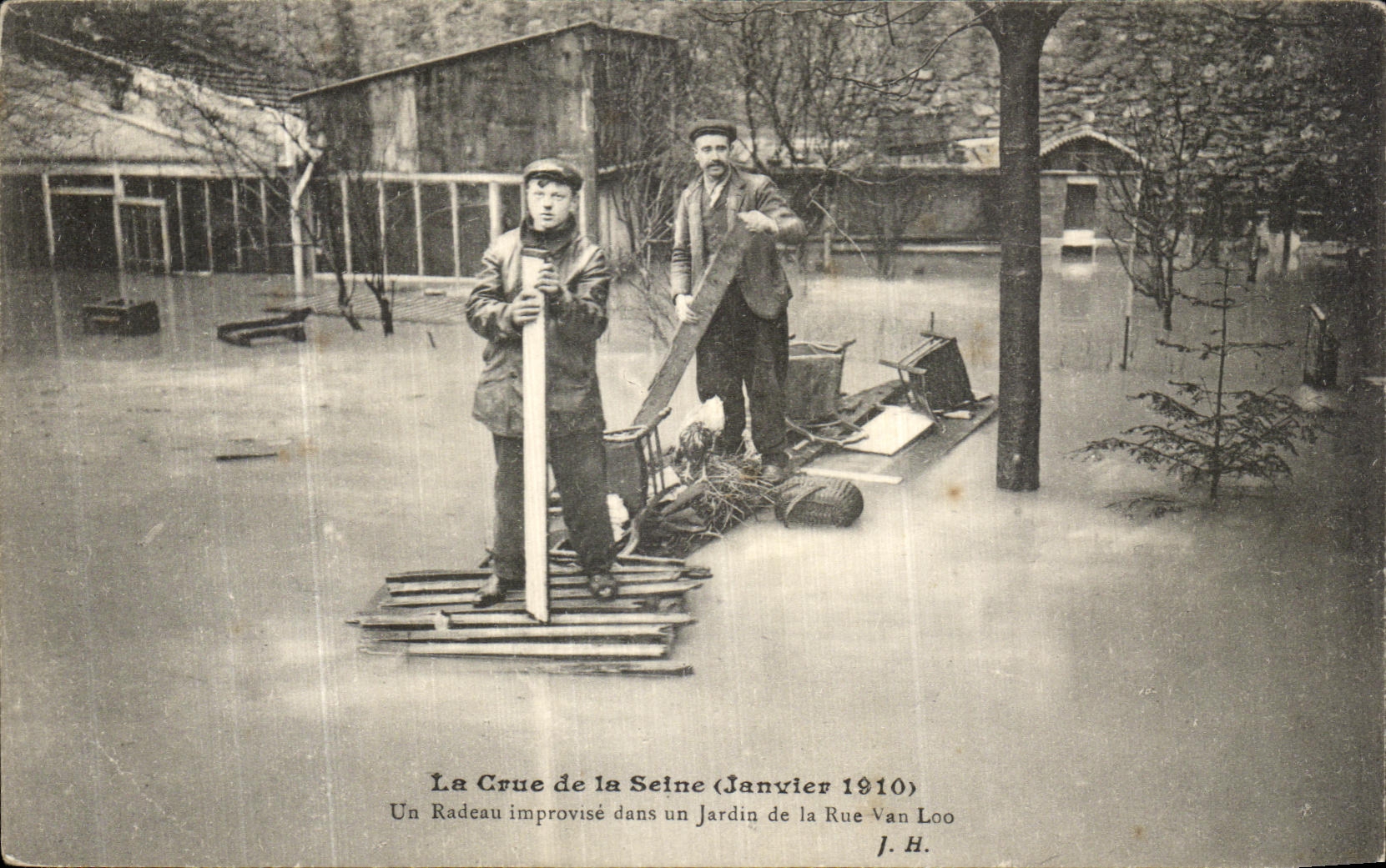 CPA La Crue de la Seine Janvier Un Radeau improvise dans un Jardin de la Rue Van Loo