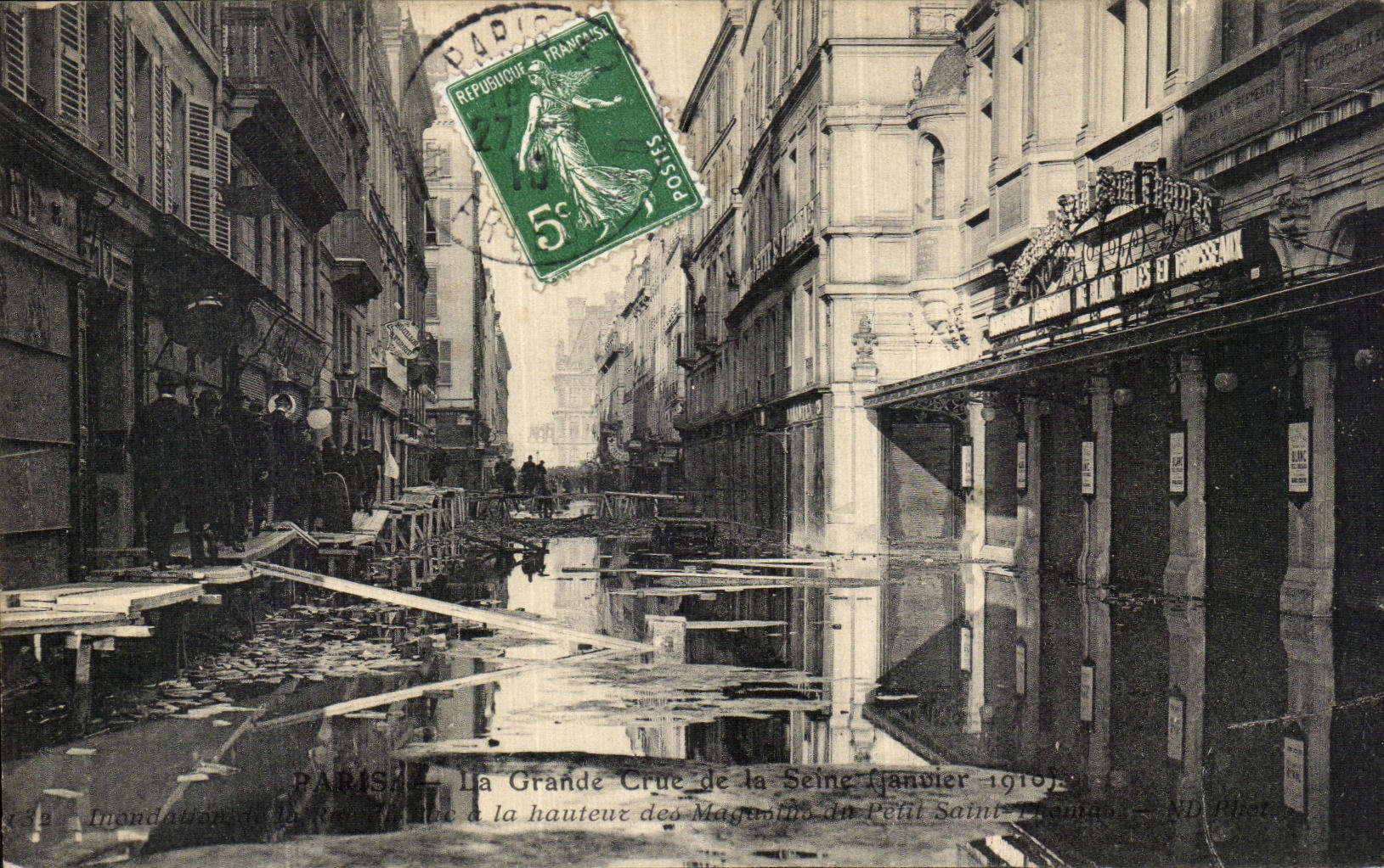 CPA Paris La grande Crue de la Seine a la hauteur des Grands Magasins du Petit Saint Thomas