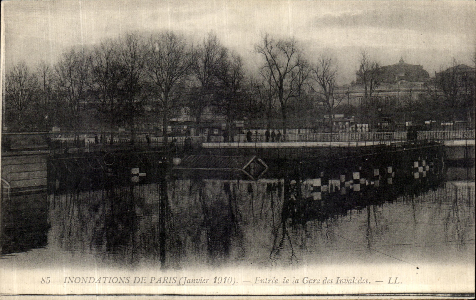 CPA Paris Inondation De Entree le la Gere des Invalides