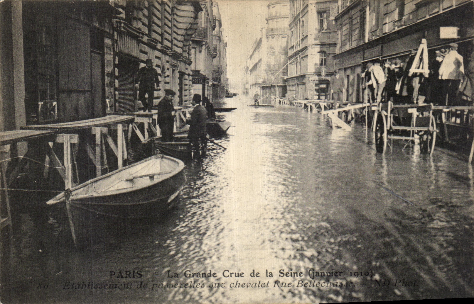 CPA Paris Etablissement de passerelles sur chevalet Rue Bellechasse