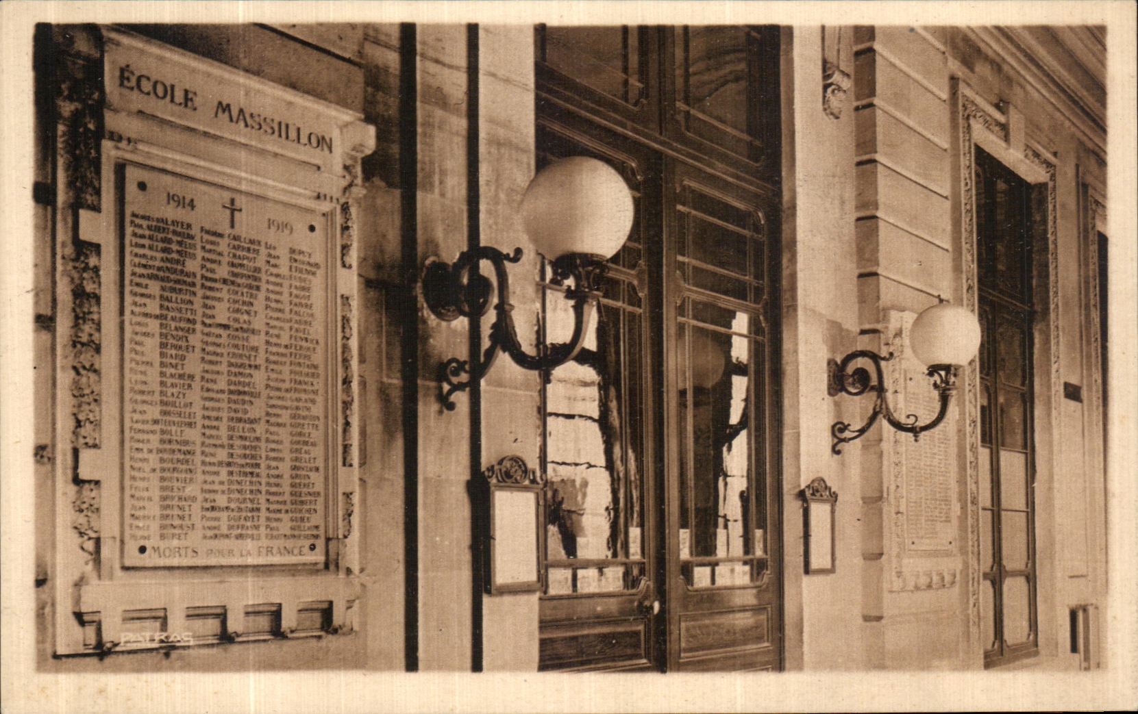 CPA Paris Ecole Massillon Ancien hotel Fleubet Quai des Calestins Le vestibule Le monument des morts