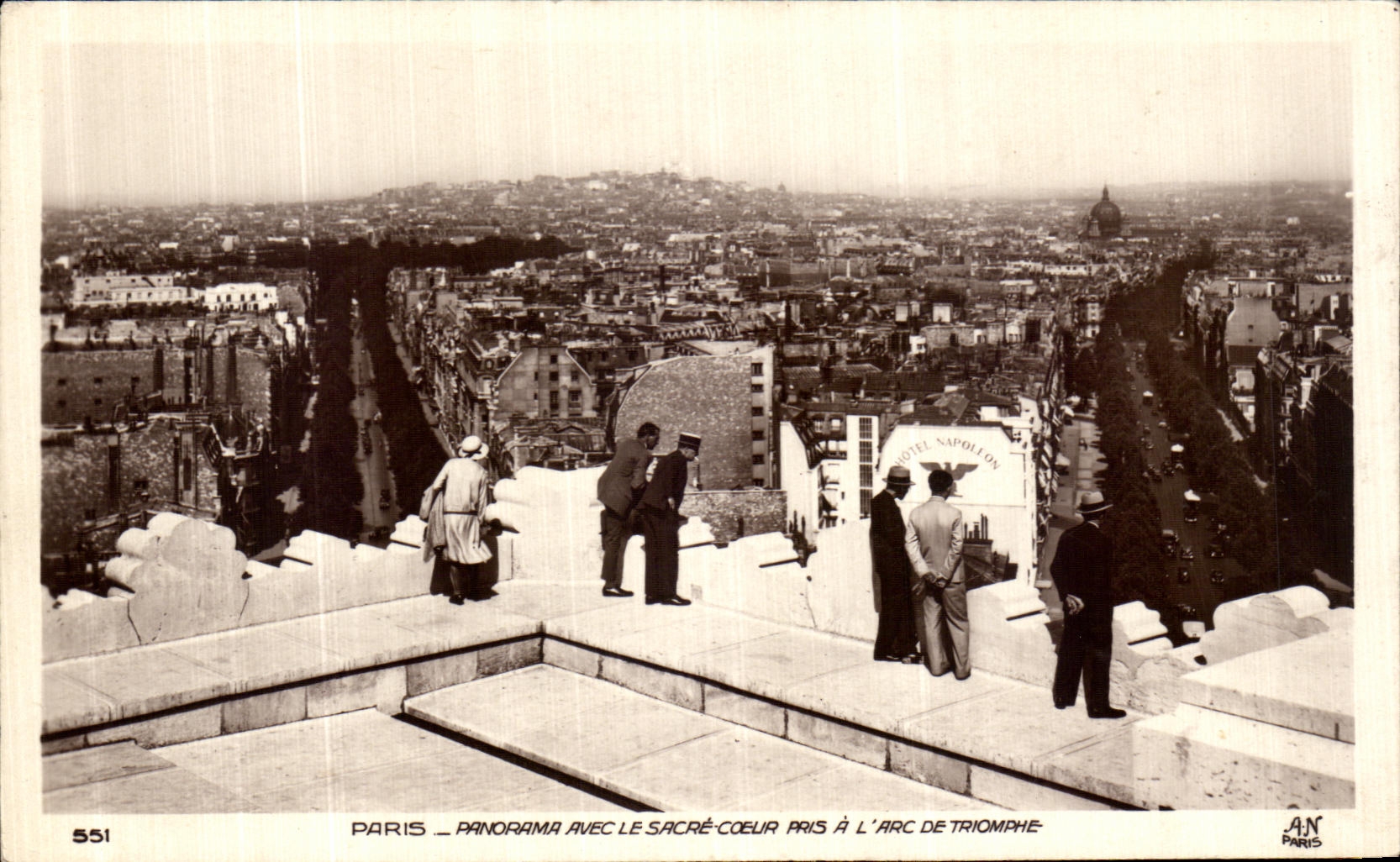El panorama de Paris de la POSTAL de la VENDIMIA con el corazon de la consagracion tomado tiene L Arc de Triomphe