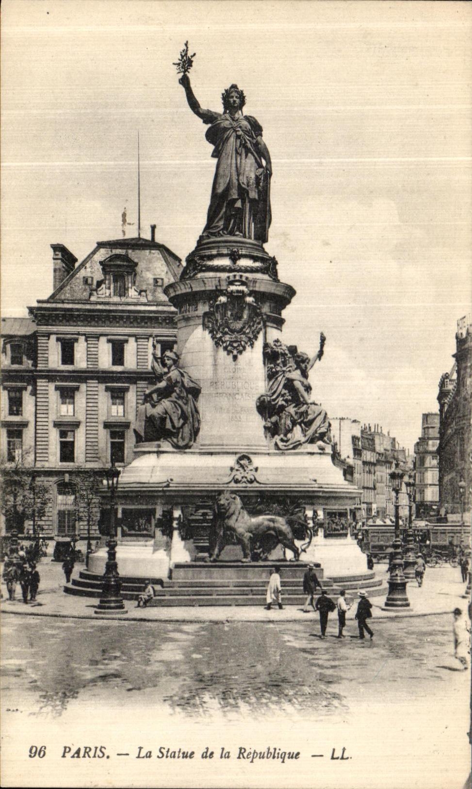CPA Paris Statue de La Republique Lion