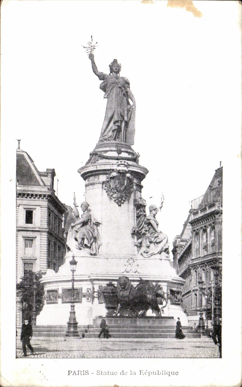 CPA Paris Statue de la Republique Lion