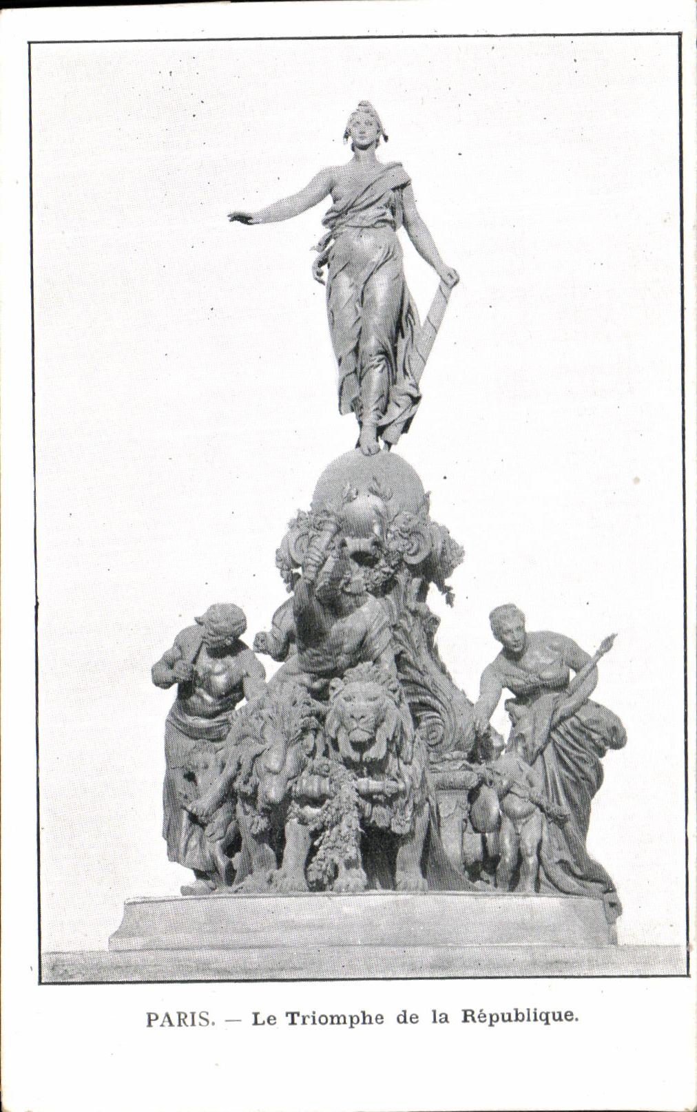 CPA Paris Le Triomphe de la Republique Lion
