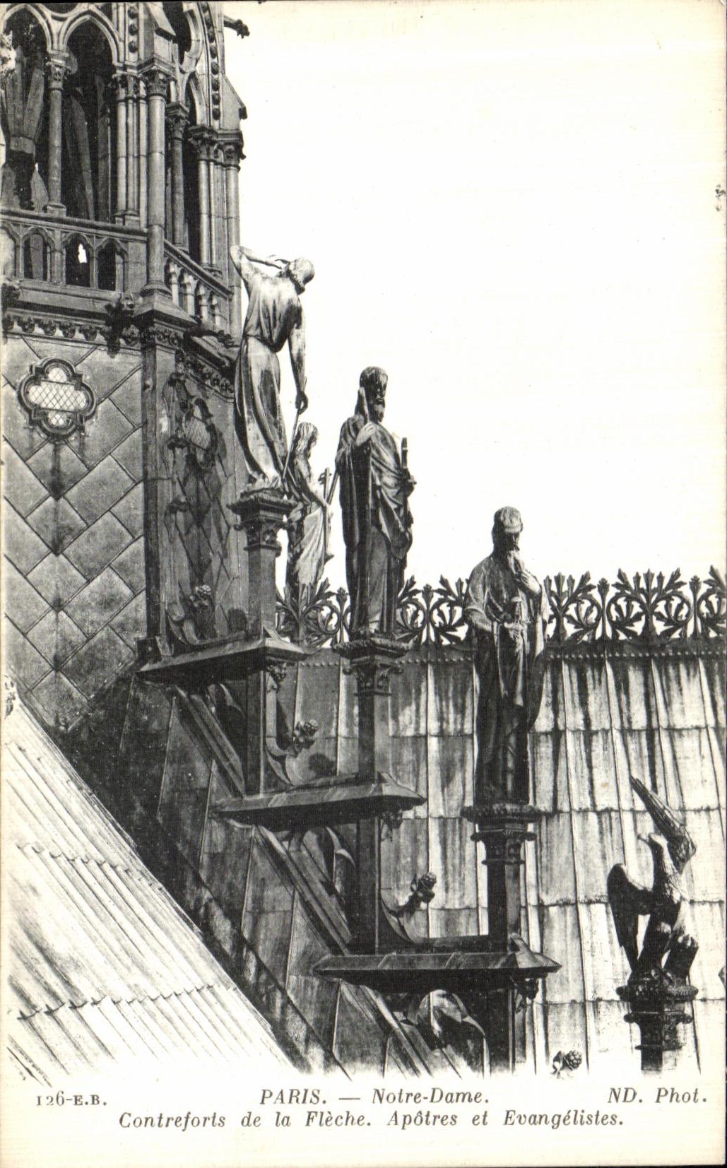 Contrafuertes de Paris Notre Dame de la POSTAL de la VENDIMIA de los apostoles y de los evangelistas de la flecha