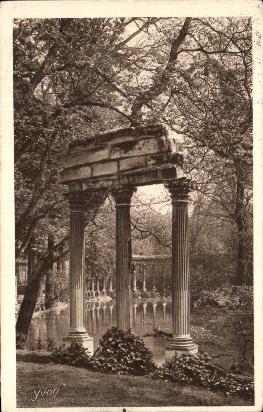 VINTAGE POSTCARD Paris While Strolling the Park Heap