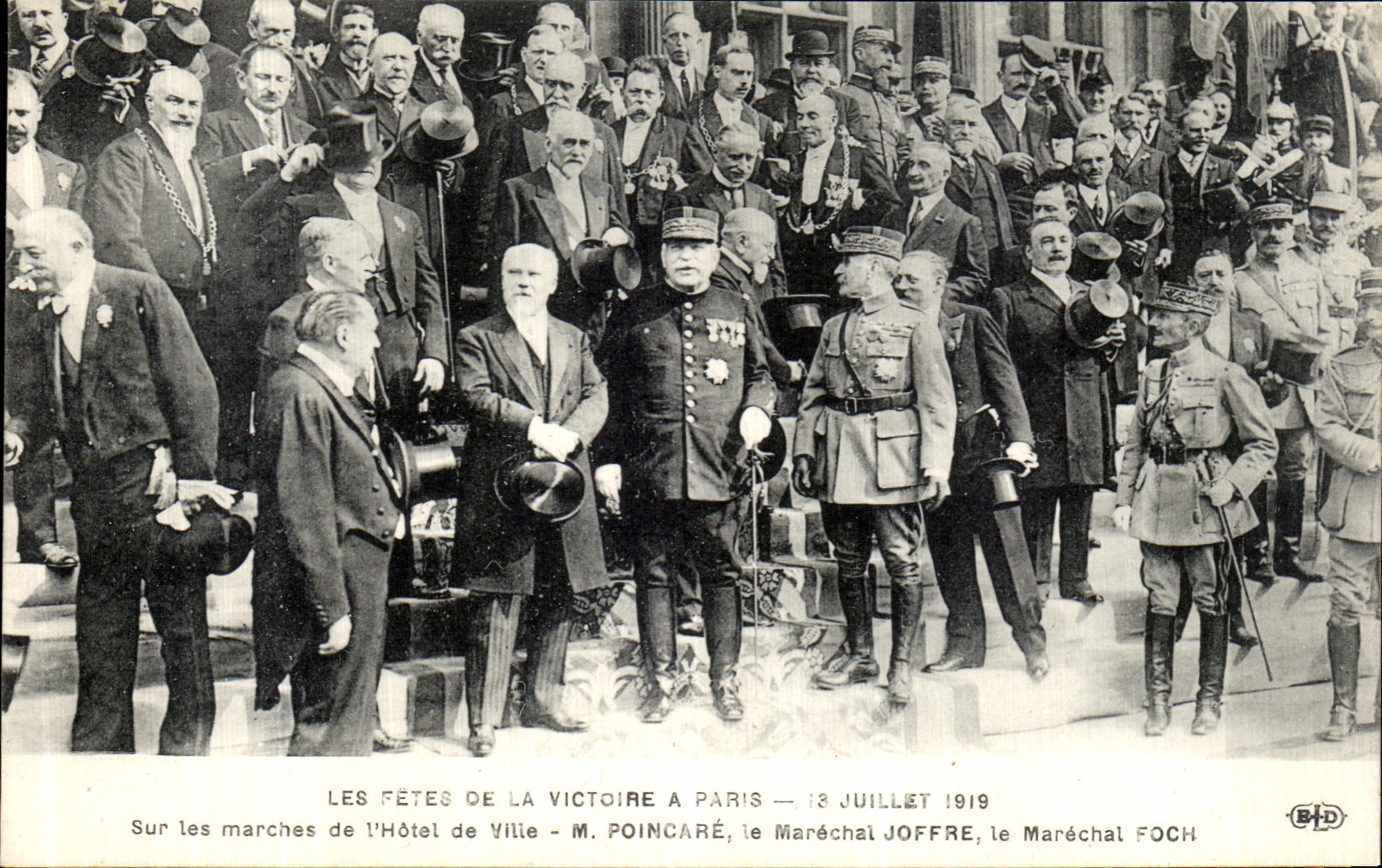 VINTAGE POSTCARD the Festivals Of the Victoire has Paris July 14th  1919 On the Steps of L Town hall