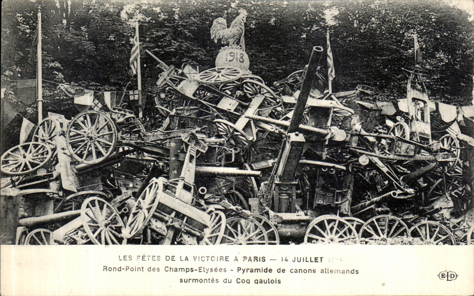 CPA Les Fetes De La Victoire A Paris 14 Juillet 1919 Rond point des Champs Elysees Pyramide de canons allemands coq