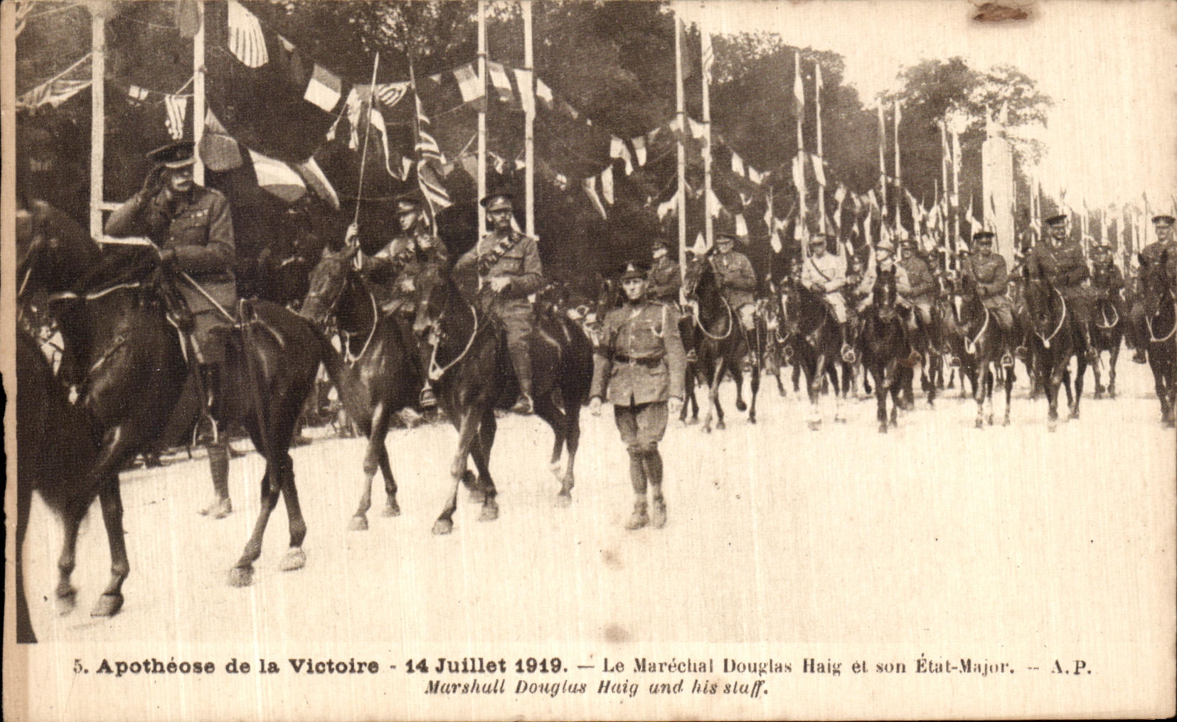 VINTAGE POSTCARD Apotheosis of the Victoire the Douglas Marshal Haig and his State Major Militaria
