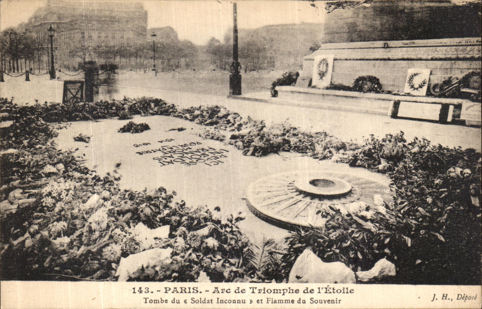 CPA Paris Arc de Triomphe de l Etoile Tombe du soldat inconnu et flamme du souvenir Militaria