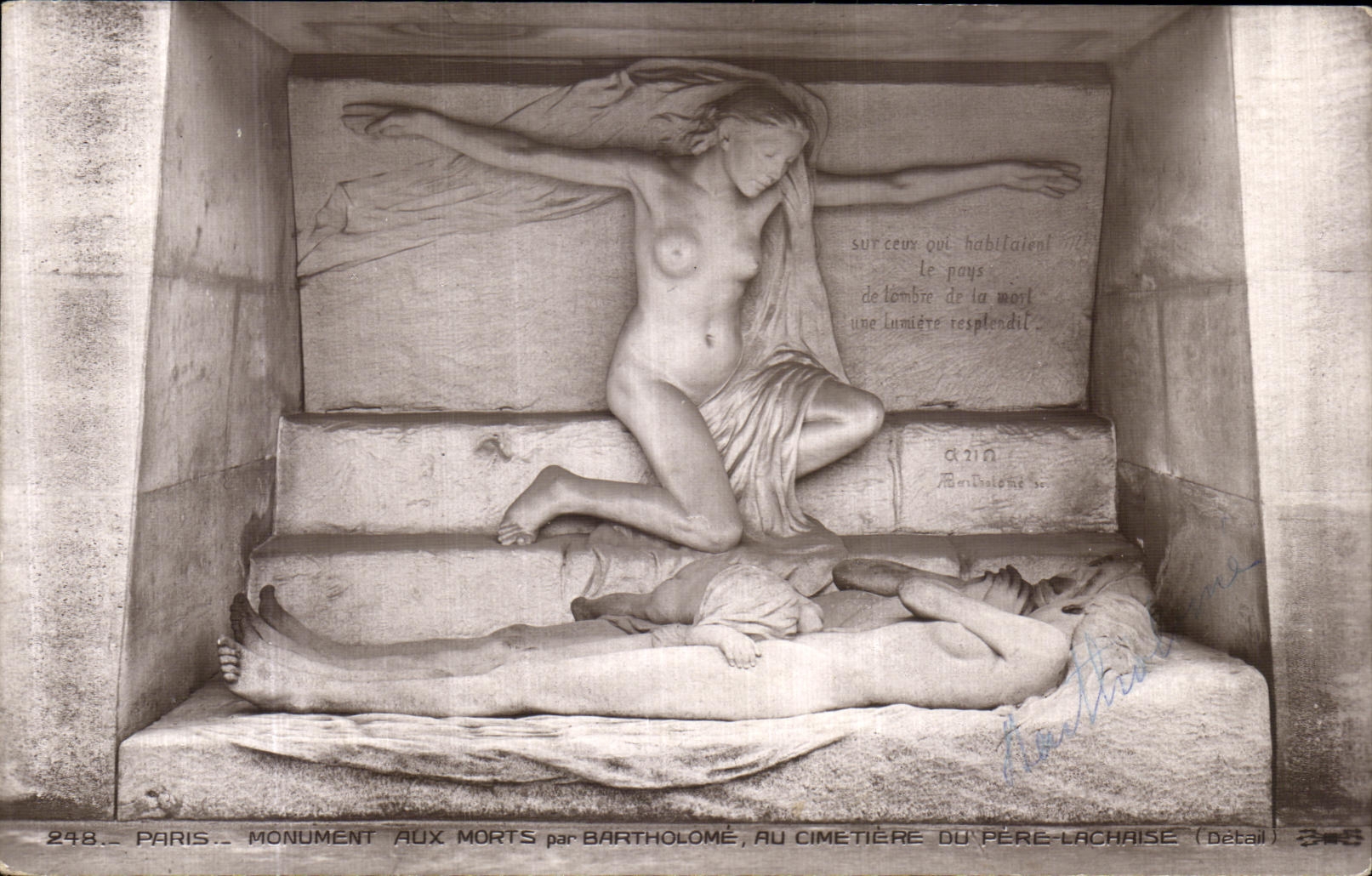 CPA Paris Monument Aux Morts par Bartholome Au Cimetiere Du Pere Lachaise DEDICACEE