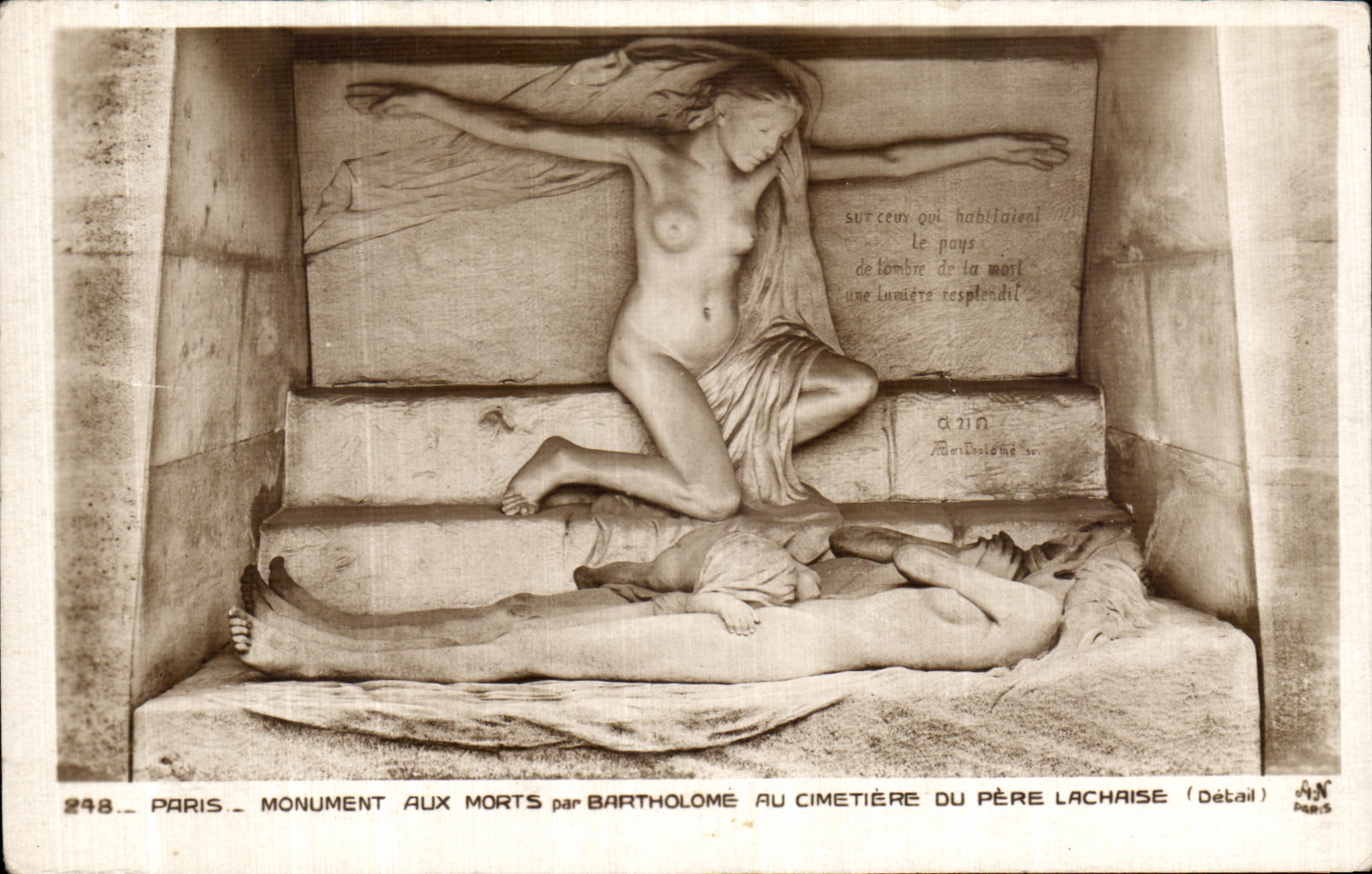 CPA Paris Monument Aux Morts par Bartholome Au Cimetiere Pere Lachaise