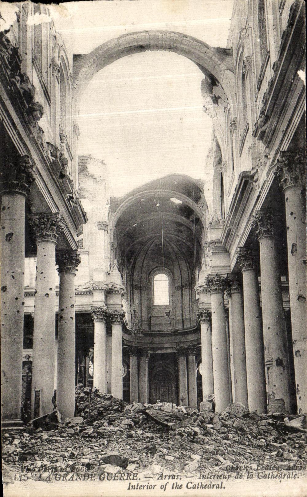 CPA Arras Interieur de la cathedrale Militaria