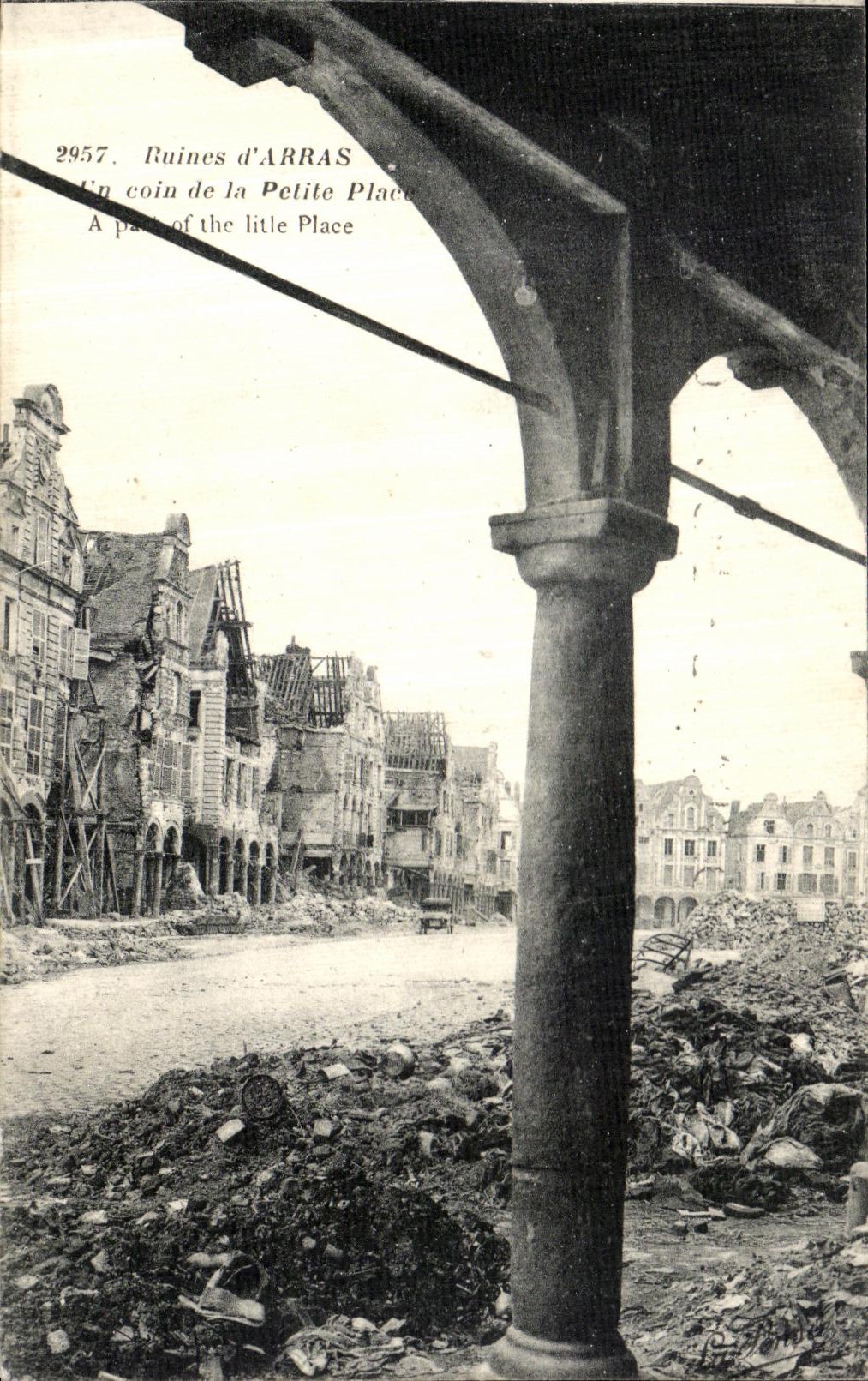 CPA Arras Ruines coin de la Petite place Militaria