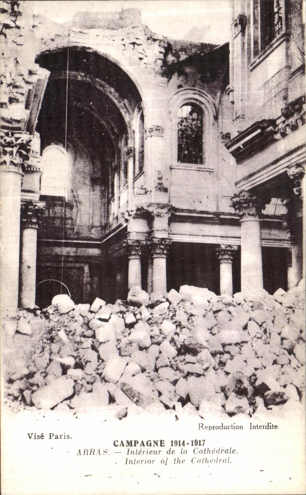 CPA Arras Interieur de la cathedrale Militaria