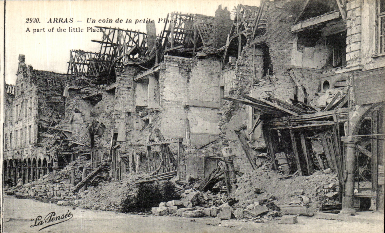 CPA Arras Un coin de la petite place Militaria